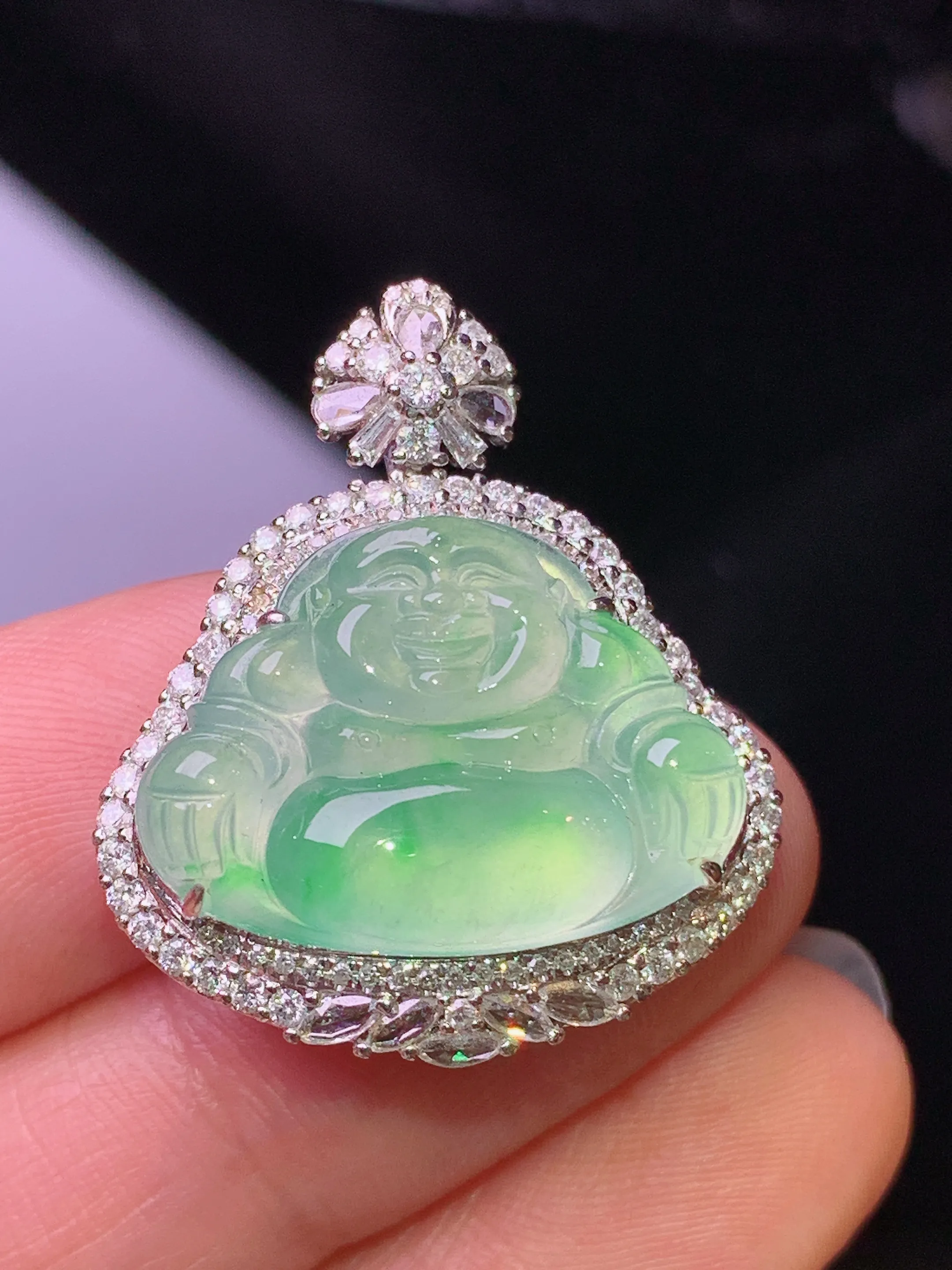 18k金钻镶嵌翠绿佛公吊坠 玉质细腻 色泽清新艳丽 整体尺寸28*23.8*9.8