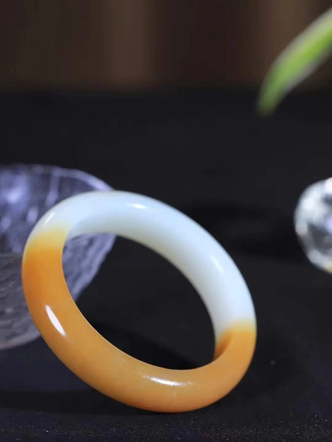 【暖玉生香·手镯】

精品和田玉糖白玉手镯，质地油润细腻，色泽高贵典雅，镯型古朴典雅。在诗情画意的雨巷相遇，你是我腕间的一抹风情，有你眸有深情，清风荡漾湖间静水，我愿俯身低眉，在烟波涟漪处，寻你深情倩影。内径51.5mm尺寸13.7-9mm重54.8克fDL-181271700