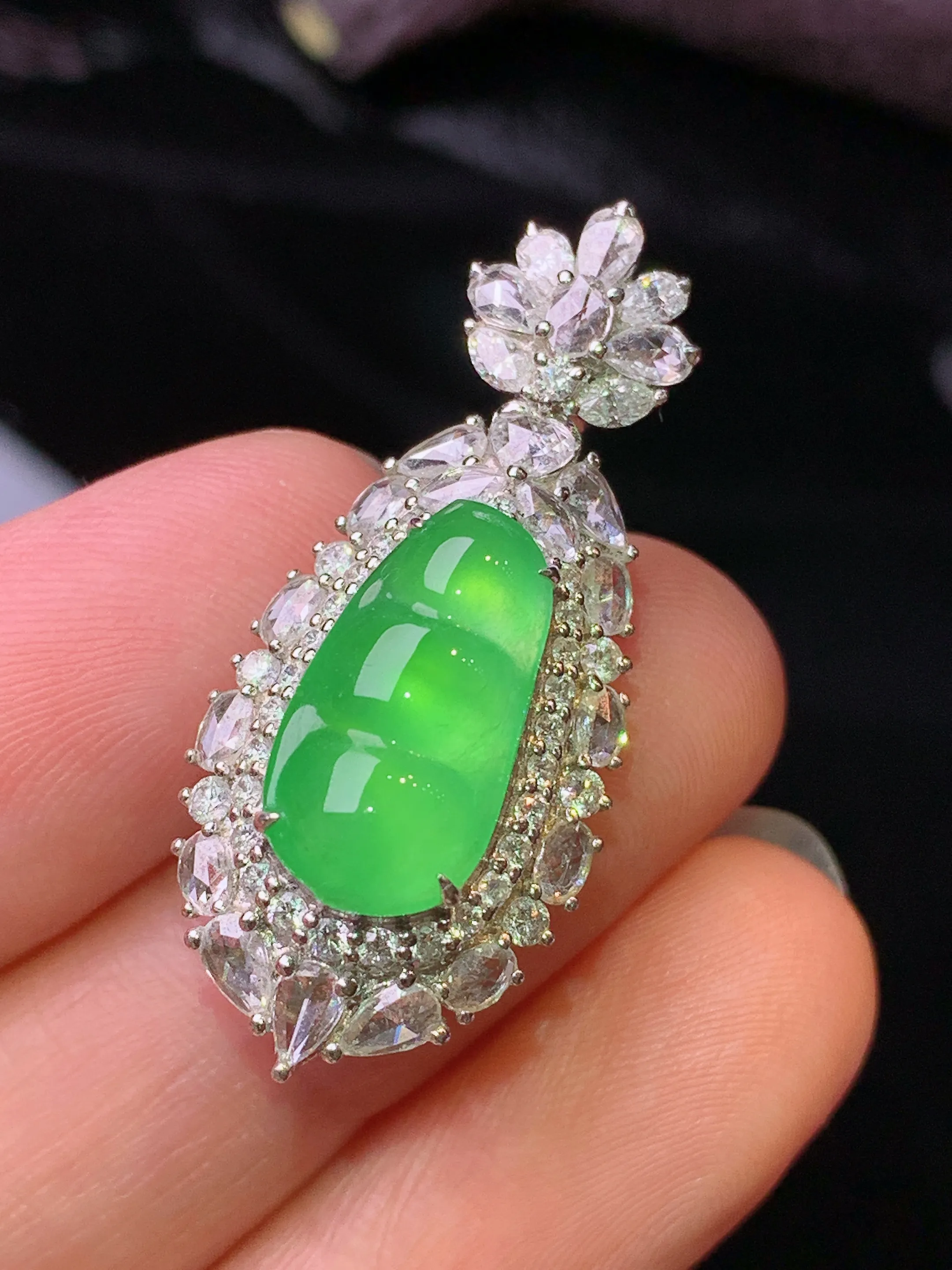 18k金钻镶嵌满绿四季豆吊坠 玉质细腻 色泽清新艳丽 整体尺寸33.8*15*11.8