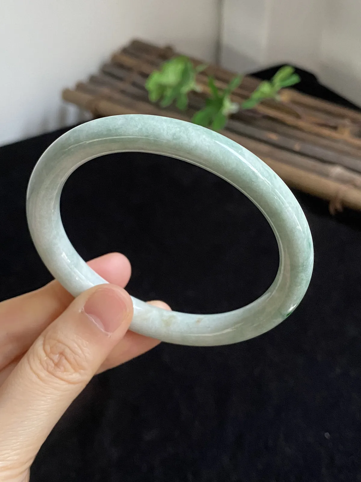 贵妃镯58.5圈口，翡翠手镯