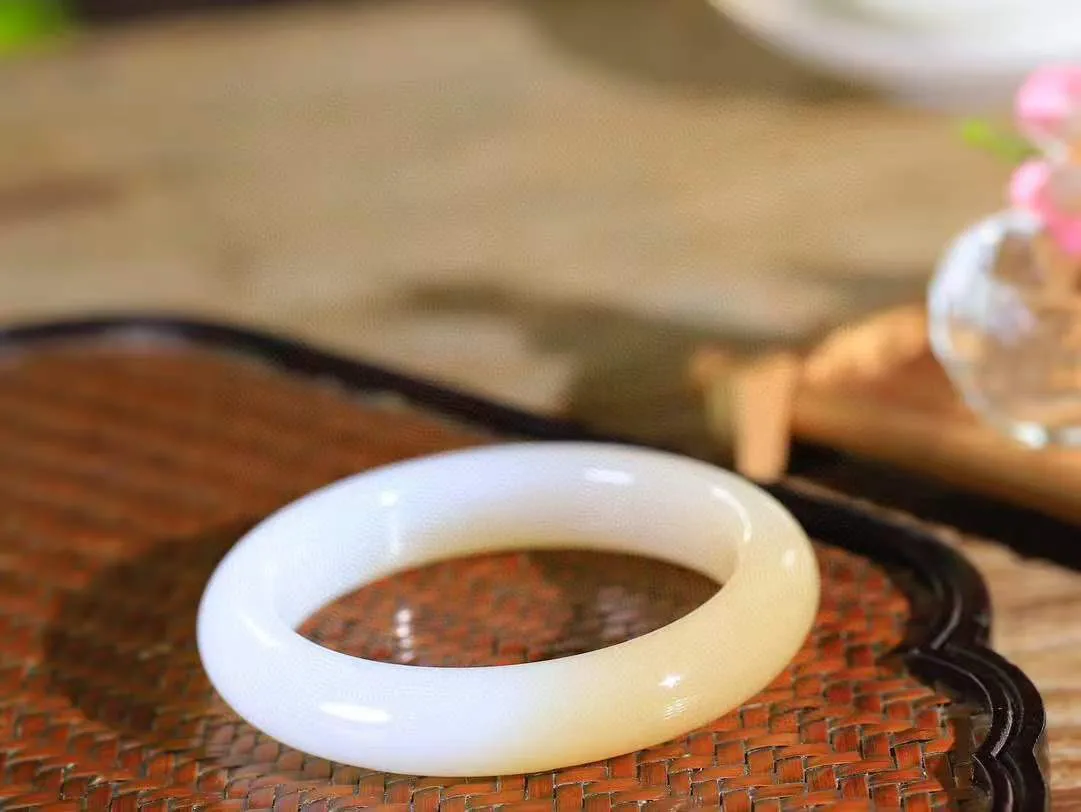 【婉约佳人.镯】

精品和田玉糖白玉手镯，玉质细腻，触感温润，佩戴它，感受玉石的温度与自然的灵性，让每一天都充满诗意与美好。重50.6克  尺寸52.5-12.2-9mm  111251833T