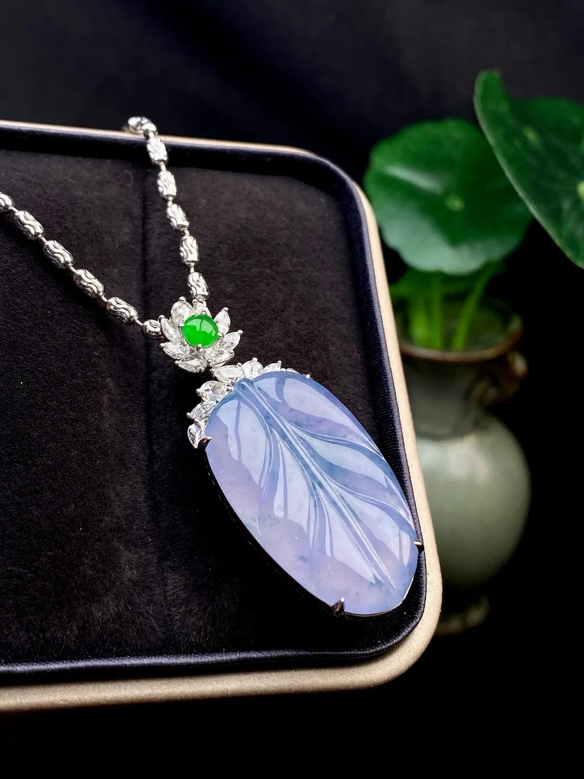 【冰种紫罗兰叶子】金枝玉叶，质地细腻，冰润透亮，光泽出众，18k金钻镶嵌，裸石尺寸26.2*15.8