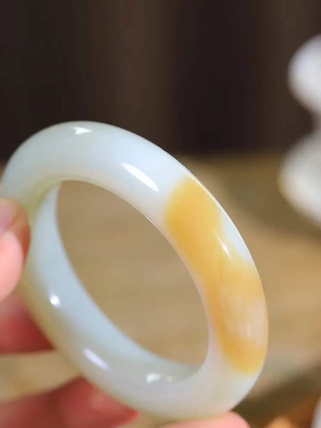 （一见倾心.手镯）

精品和田玉糖白玉手镯，玉质温润细腻 油性十足 手感舒适，高华雅逸，线条流畅，简约大气，美自天成，素雅高贵。佩戴于腕间，婉约之美，举手投足间透出那低调奢华。重93.3克 尺寸55-14.7-12.5mm161251830T