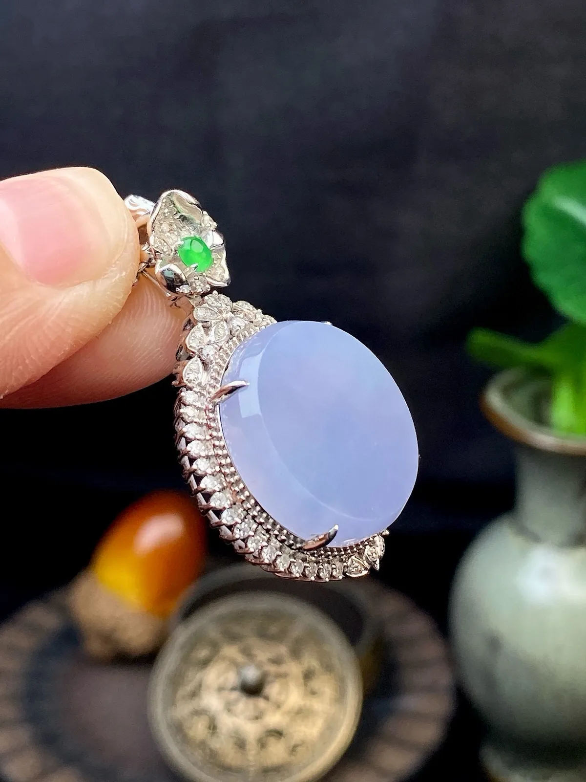 【冰种紫圆无事柱吊坠】质地细腻，光泽度不错，18k金钻镶嵌，裸石尺寸17.6*3.7毫米