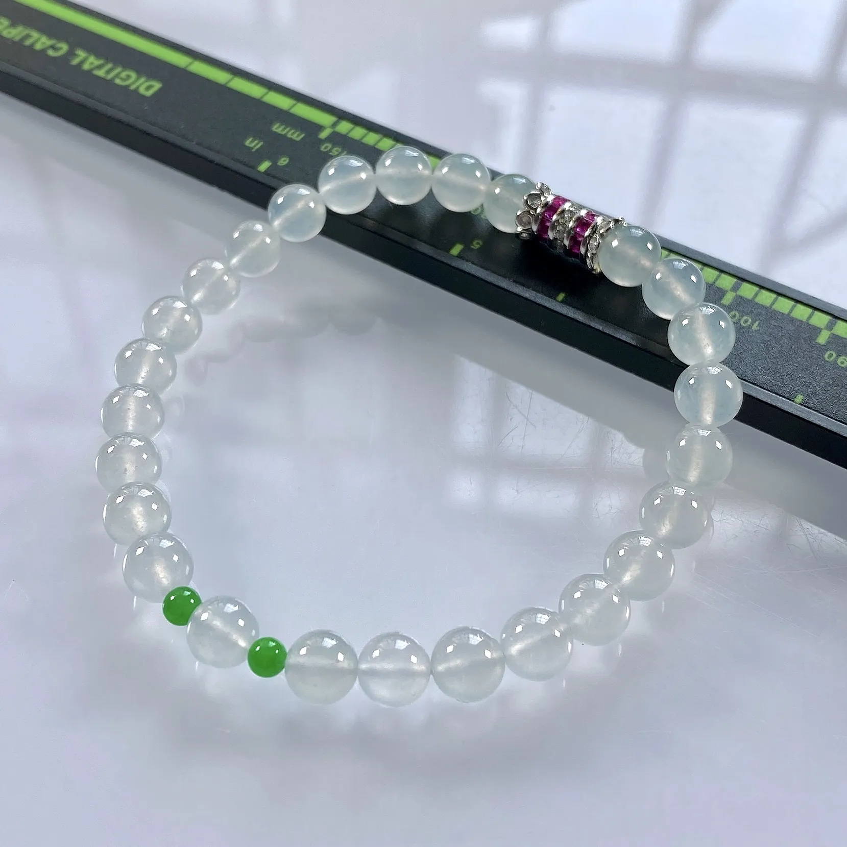 缅甸天然翡翠A货，卡6高冰种起光起胶圆珠手串手链，尺寸：白珠6mm/26颗，小绿珠3.3mm/2颗，长度175mm，重量：12.00g