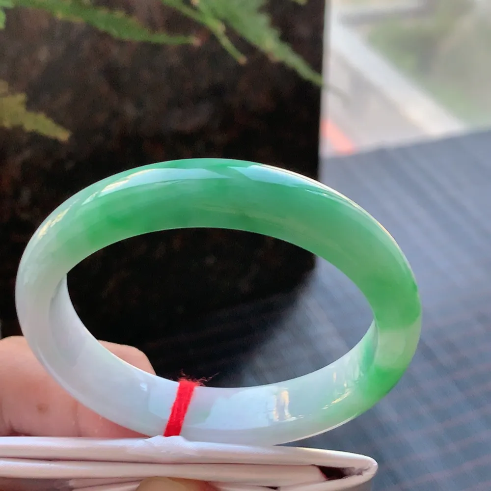 贵妃冰糯翠绿 无瑕 尺寸:56.2/47.8/11.9/7.5 色好