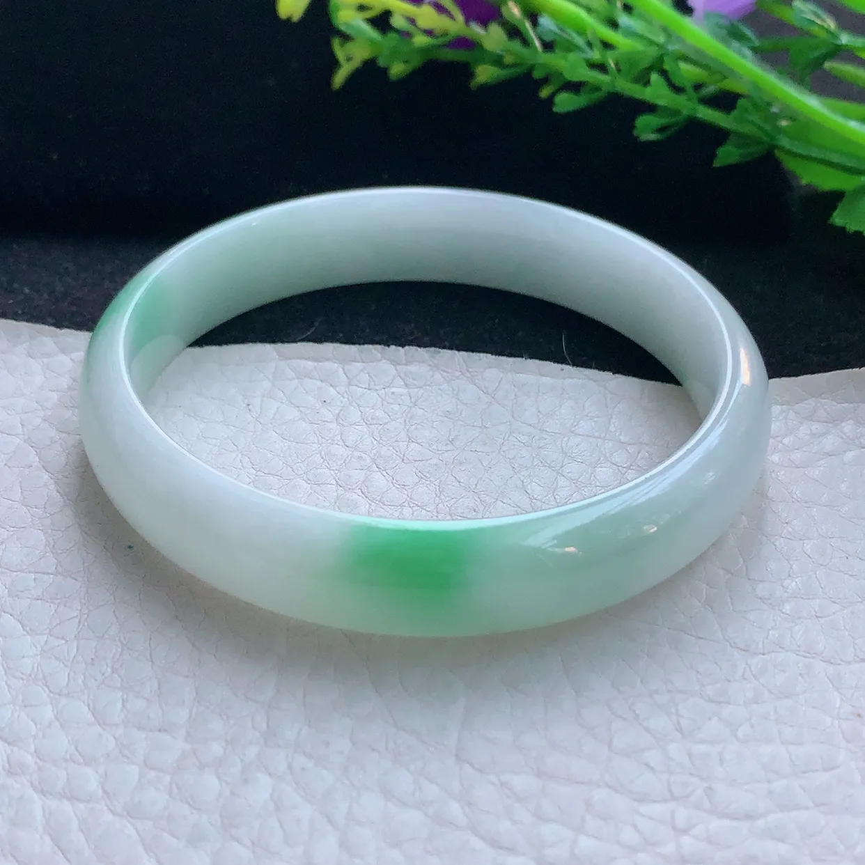 js自然光59*12*6.6你平安镯 翡翠a货玉手镯精美飘绿宽边玉手环