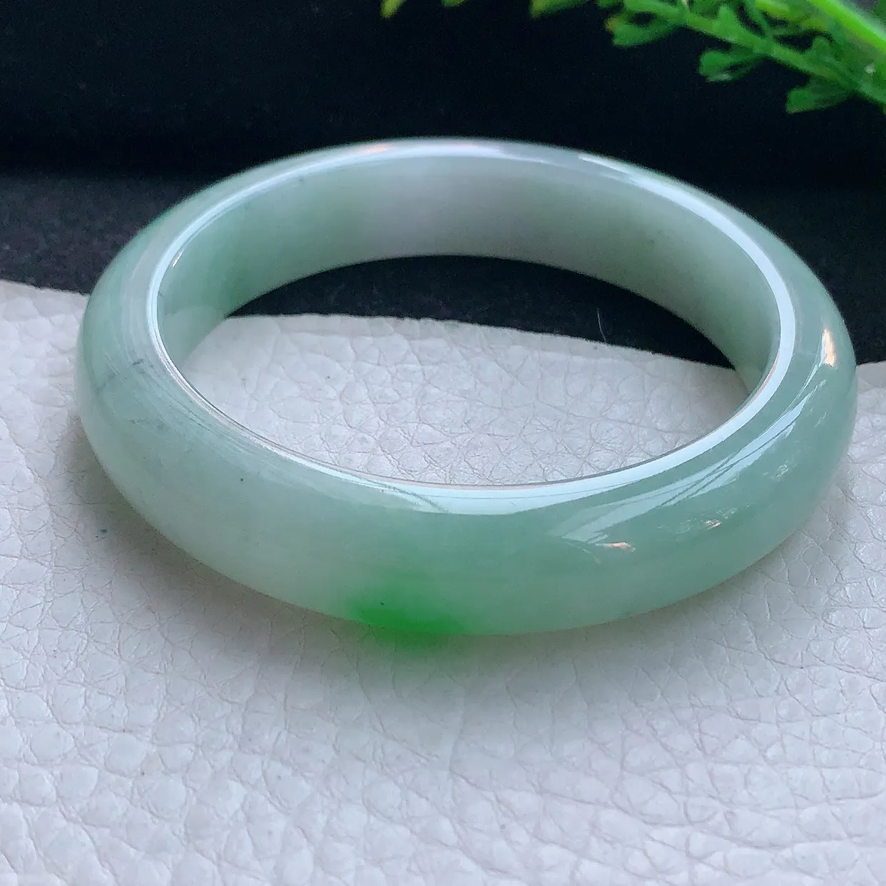 n自然光56*12.5*8.5平安镯 翡翠a货玉手镯精美飘阳绿宽边玉手环