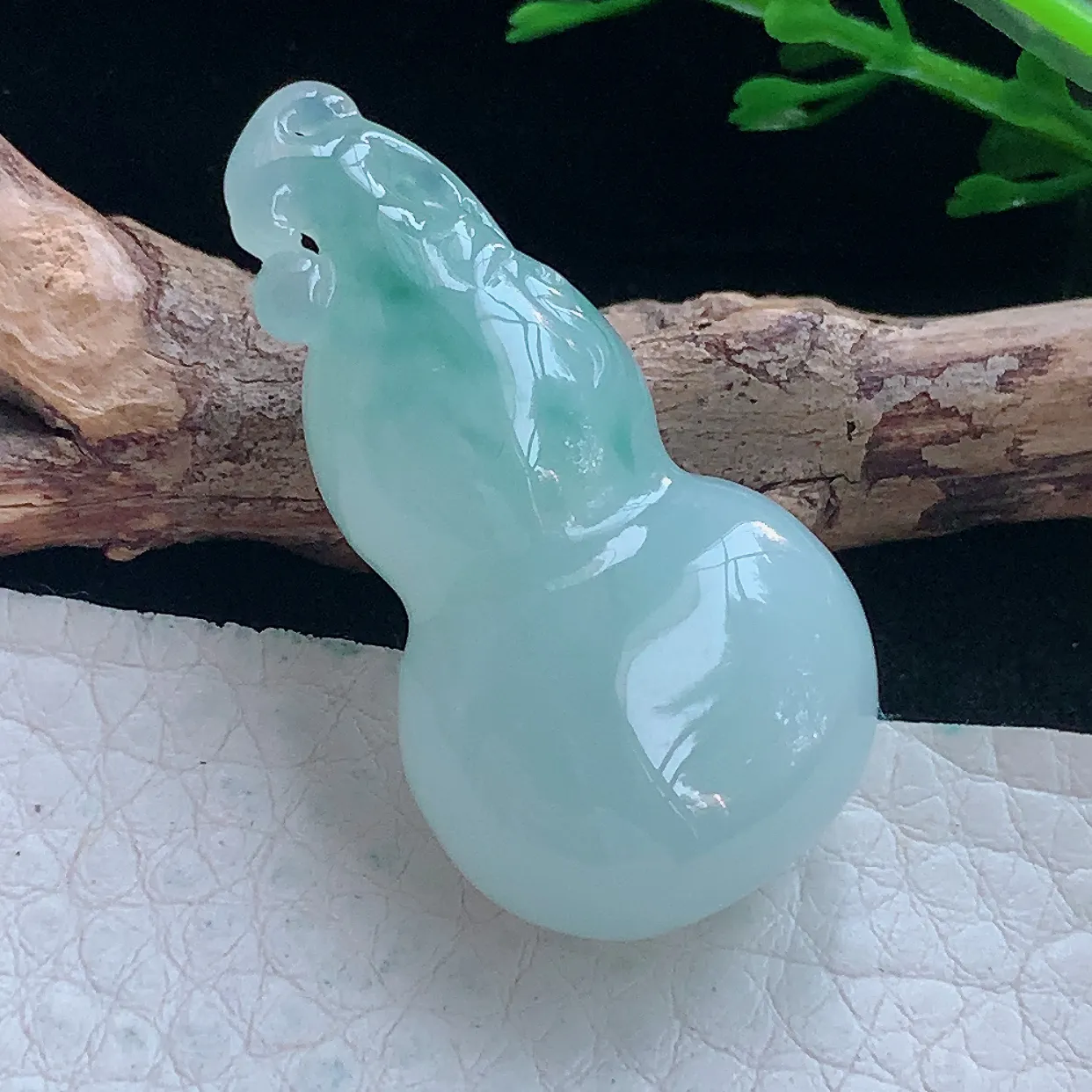 lz自然光36.8*19.8*12.5缅甸翡翠精雕冰胶飘花饱满葫芦玉吊坠 玉挂件