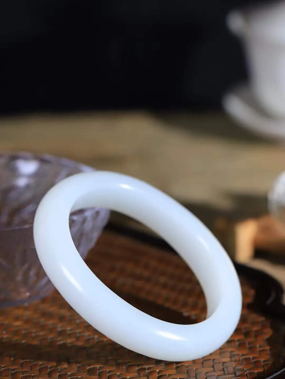 【贵妃镯.玉腕清响】    

精品和田玉白玉贵妃镯，玉质温润细腻 油性十足 相传杨贵妃十分喜爱椭圆形态手镯，后人称其为贵妃镯。因其形与人手腕形相吻合，佩戴更服帖，别具妩媚风格。
重56.68克   内径56.5-49mm尺寸13-9mm   fDA-881201748