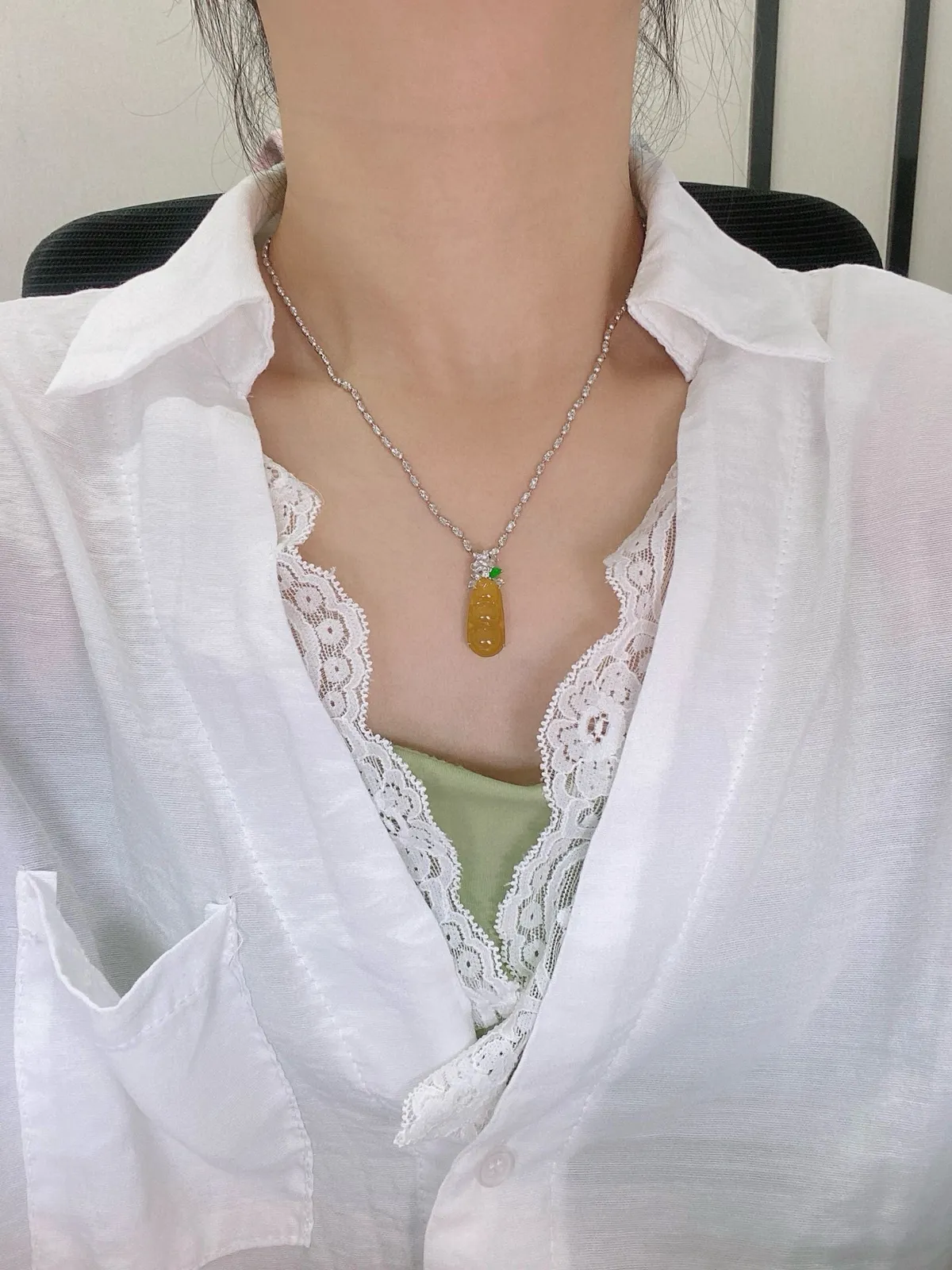 【冰种黄翡福豆吊坠】质地细腻，冰感十足，晶莹透亮，18K金钻镶嵌，裸石尺寸21*10*4.6毫米