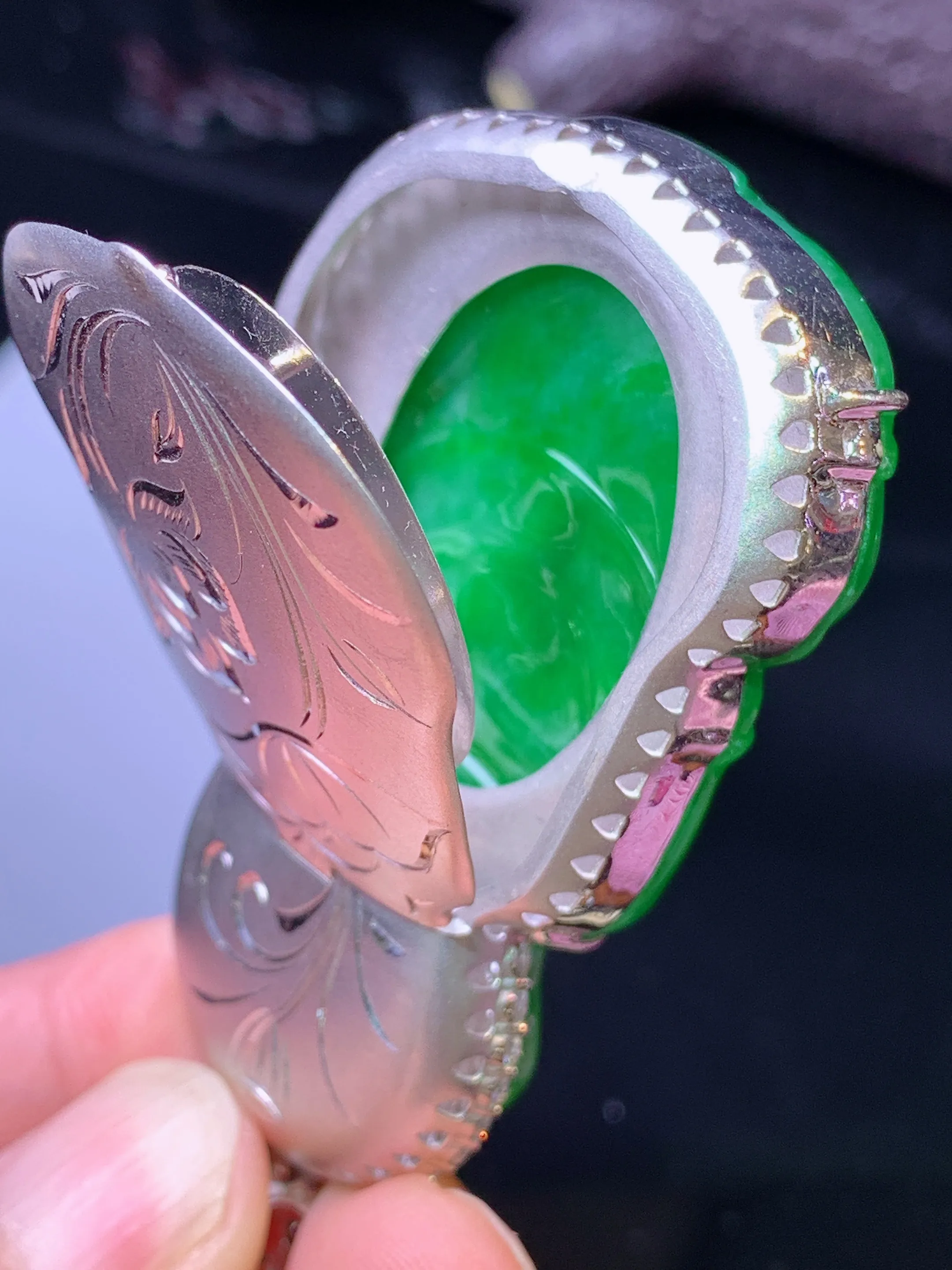 18k金钻镶嵌满绿观音菩萨吊坠 玉质细腻 色泽清新艳丽 整体尺寸62.2*35.8*10