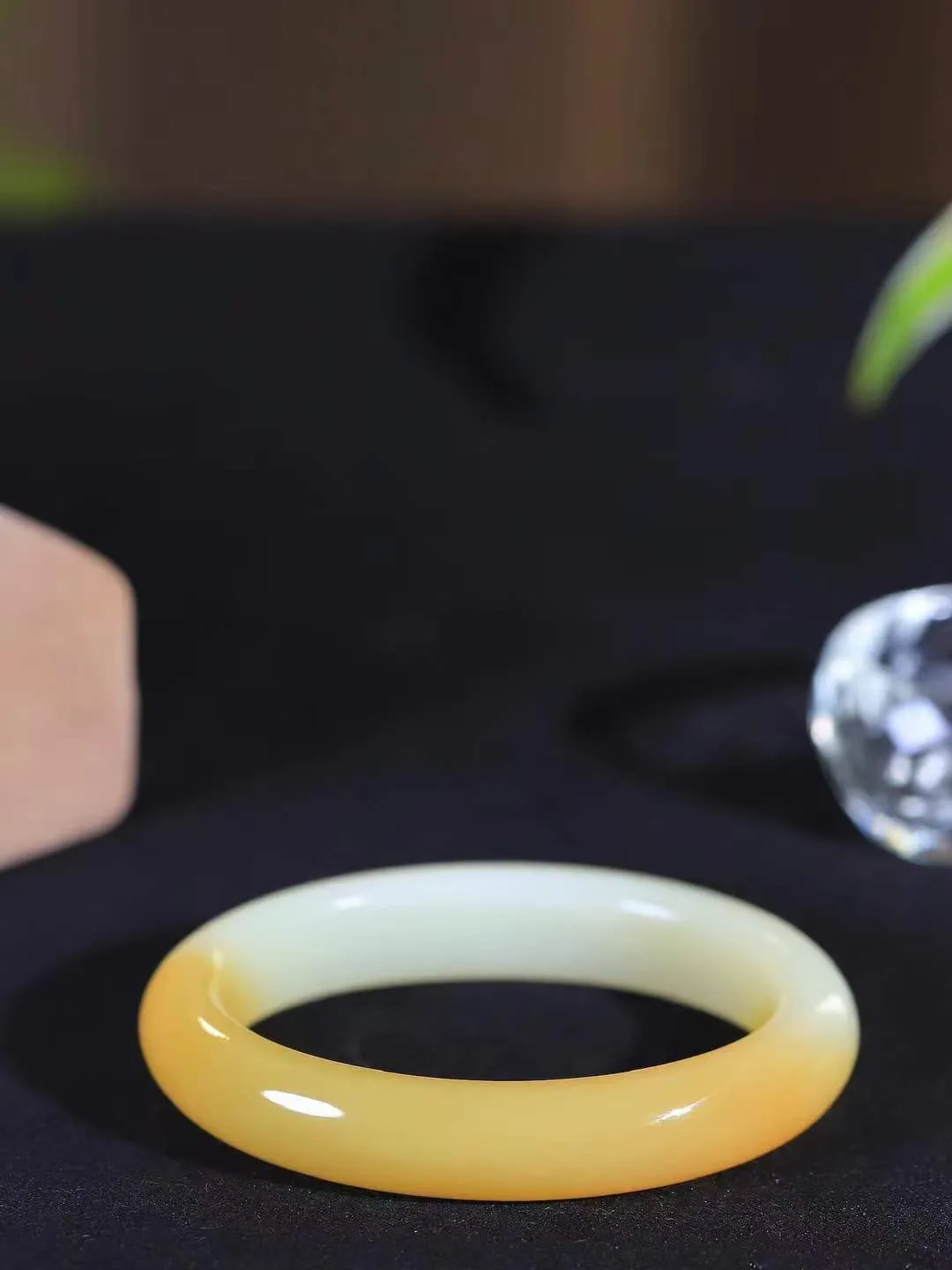 【贵妃镯.玉腕清响】    

精品和田玉糖白玉贵妃镯，玉质温润细腻 油性十足 相传杨贵妃十分