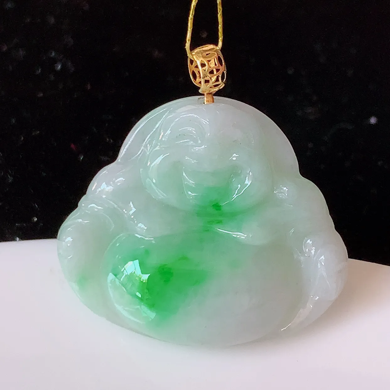 18k金镶嵌水润飘绿翡翠佛公吊坠，款式新颖时尚，日常百搭的款。清秀高雅，佩戴优雅高贵！#35.16