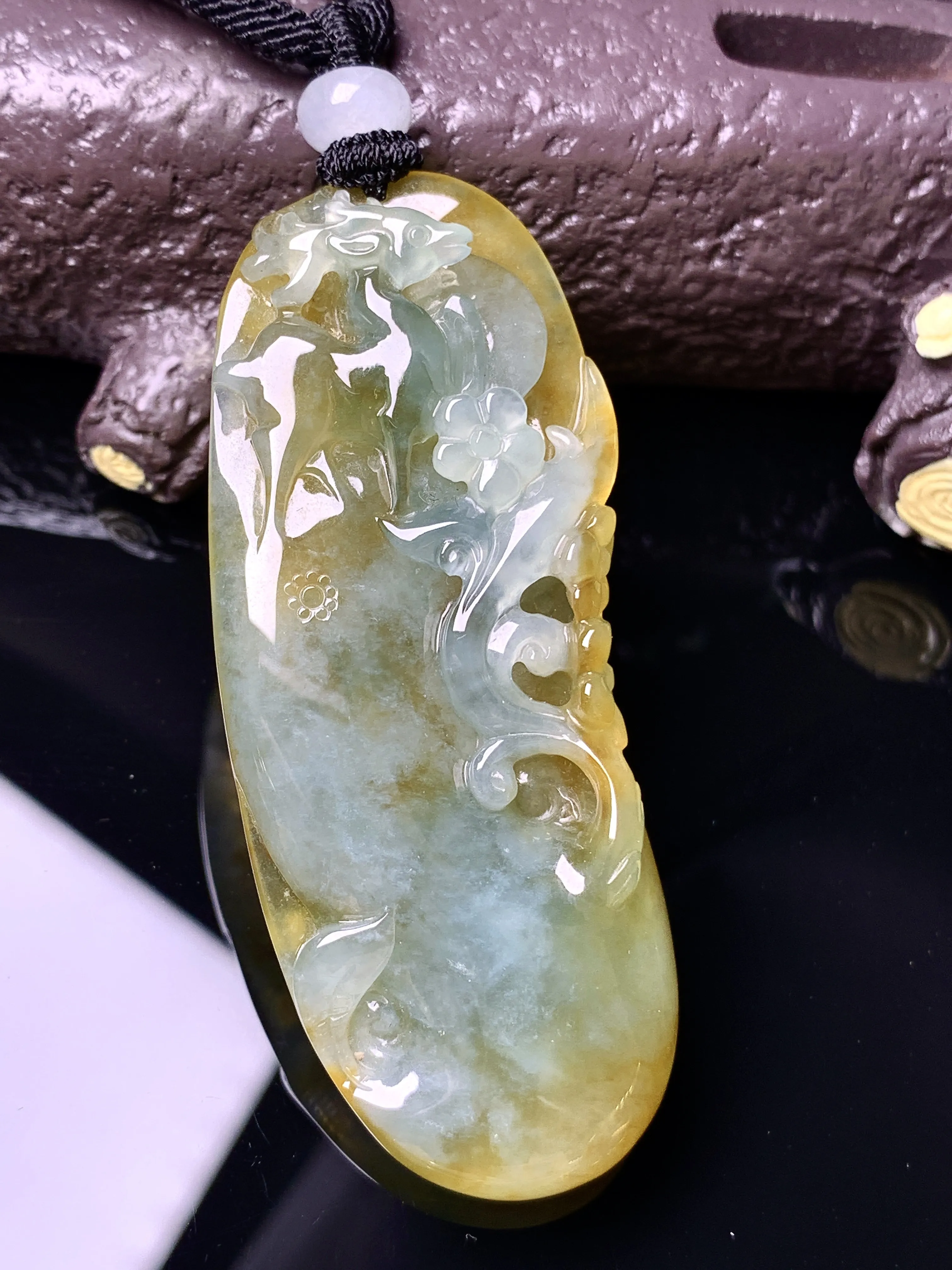 冰黄翡梅花鹿吊坠 玉质细腻 色泽清新艳丽 整体尺寸59*23.2*7.8