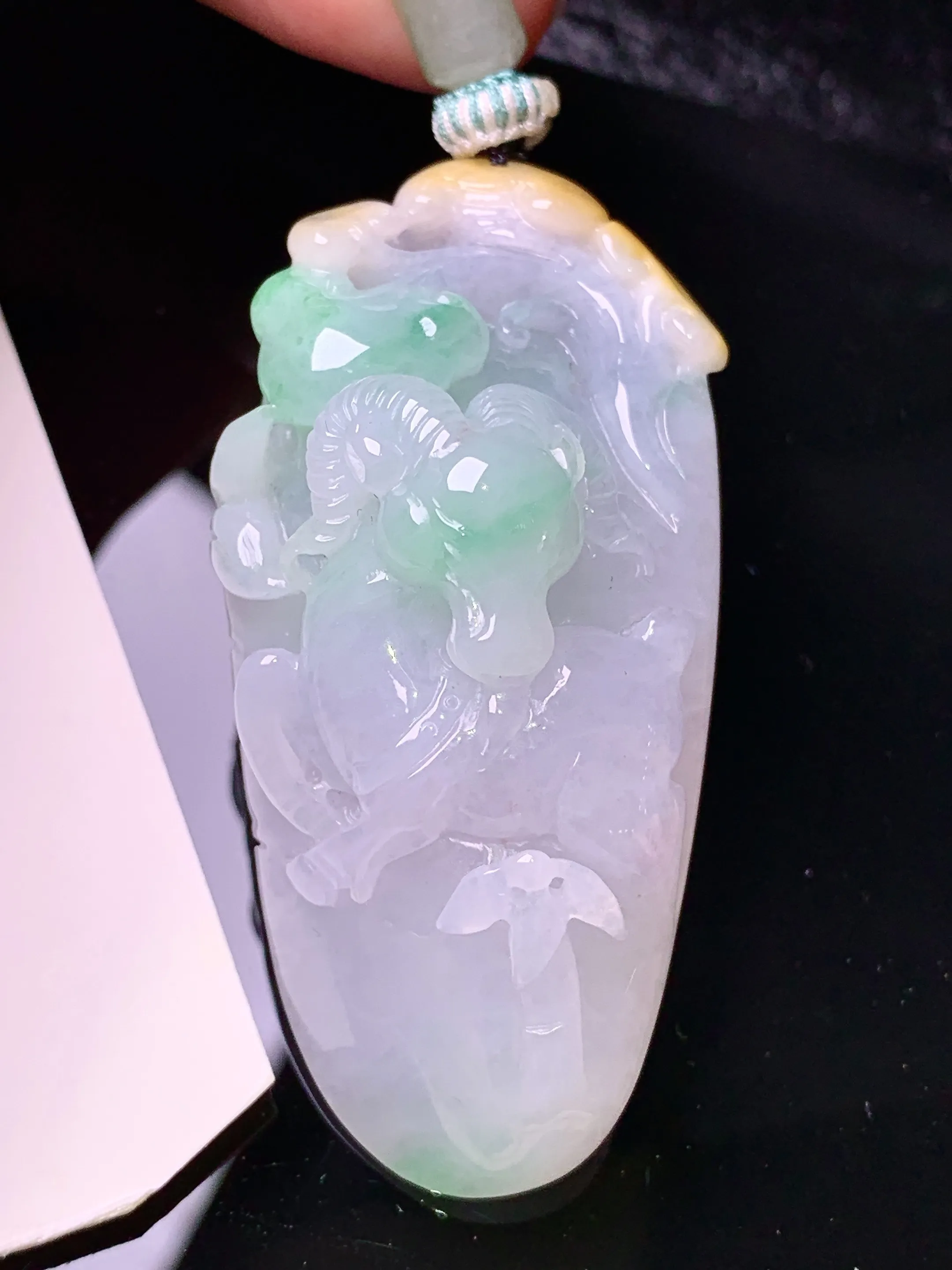 飘绿羊牌吊坠 玉质细腻 色泽清新艳丽 整体尺寸52.8*25.6*17.6