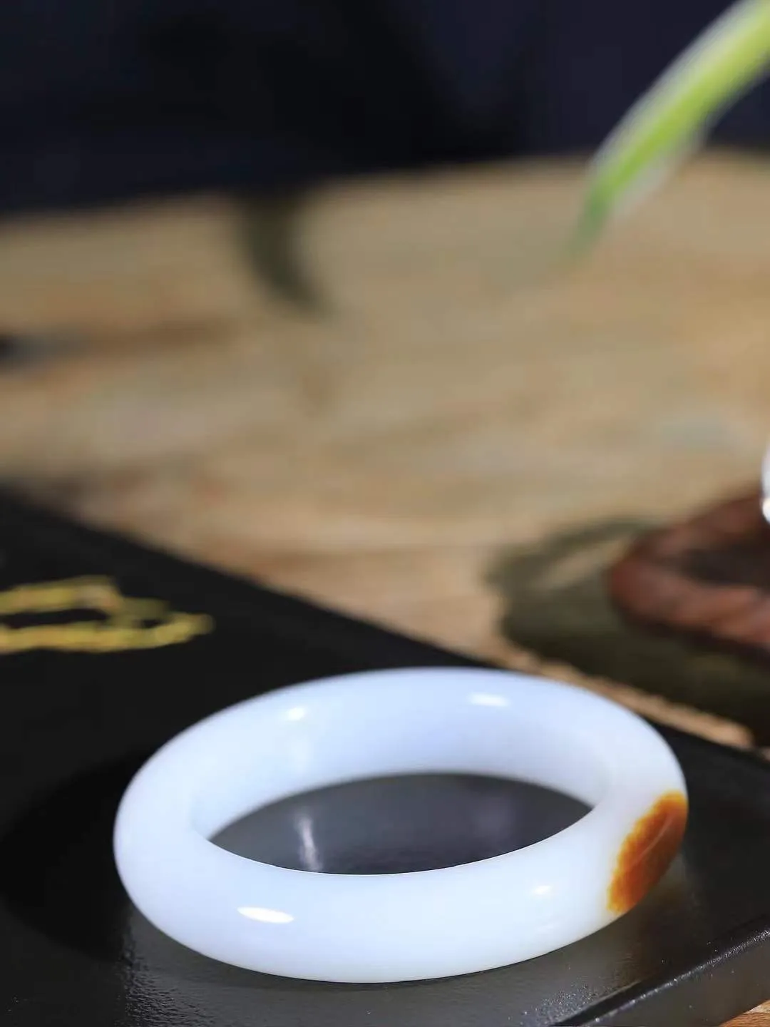 【腕间柔情.手镯】   

珍藏级️和田玉糖白玉手镯 玉质温润细腻 油性十足 古朴秀雅 轻抚岁月的栏杆软香温玉，腕间玉镯轻轻晃动，令人情动心间，撷一缕月末的芬芳，把心思铺陈，时光静美，惟有你最温柔。重71.47克   尺寸55.5-13.7-10.2mm  461201755A