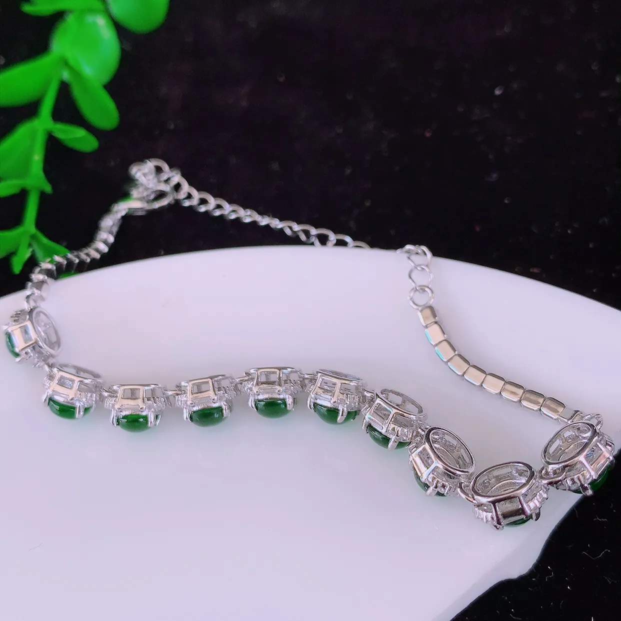 冰透满绿翡翠925银镶嵌手链，自然光实拍，翠色灵动，颜色漂亮，种老水足，品相佳，佩戴佳品！#97.16取一整体6*7.5*5.2裸石4.6*4.6