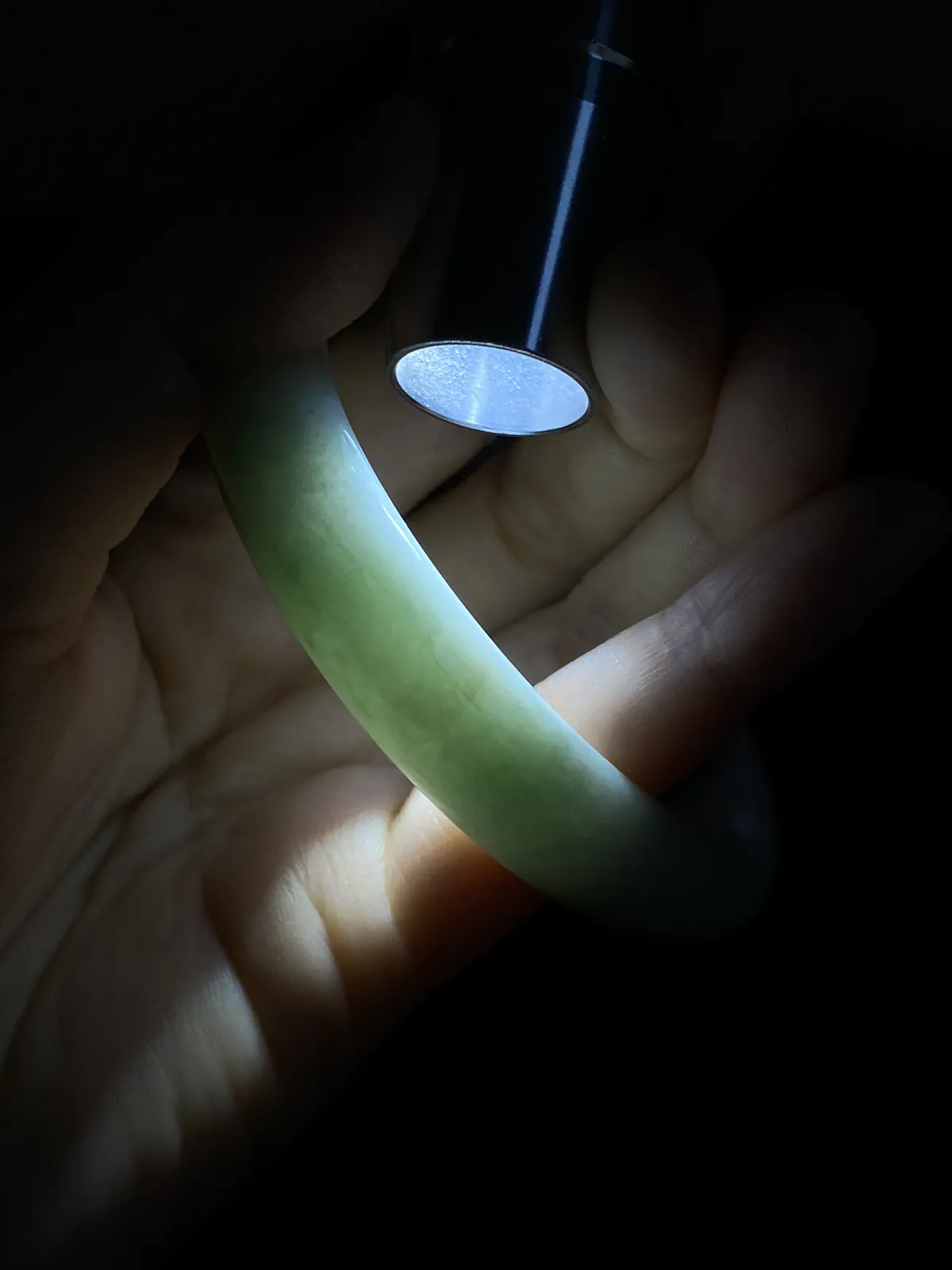 正圈57圈口，翡翠手镯，种老肉细，底子细腻，仙气飘飘，上手非常漂亮