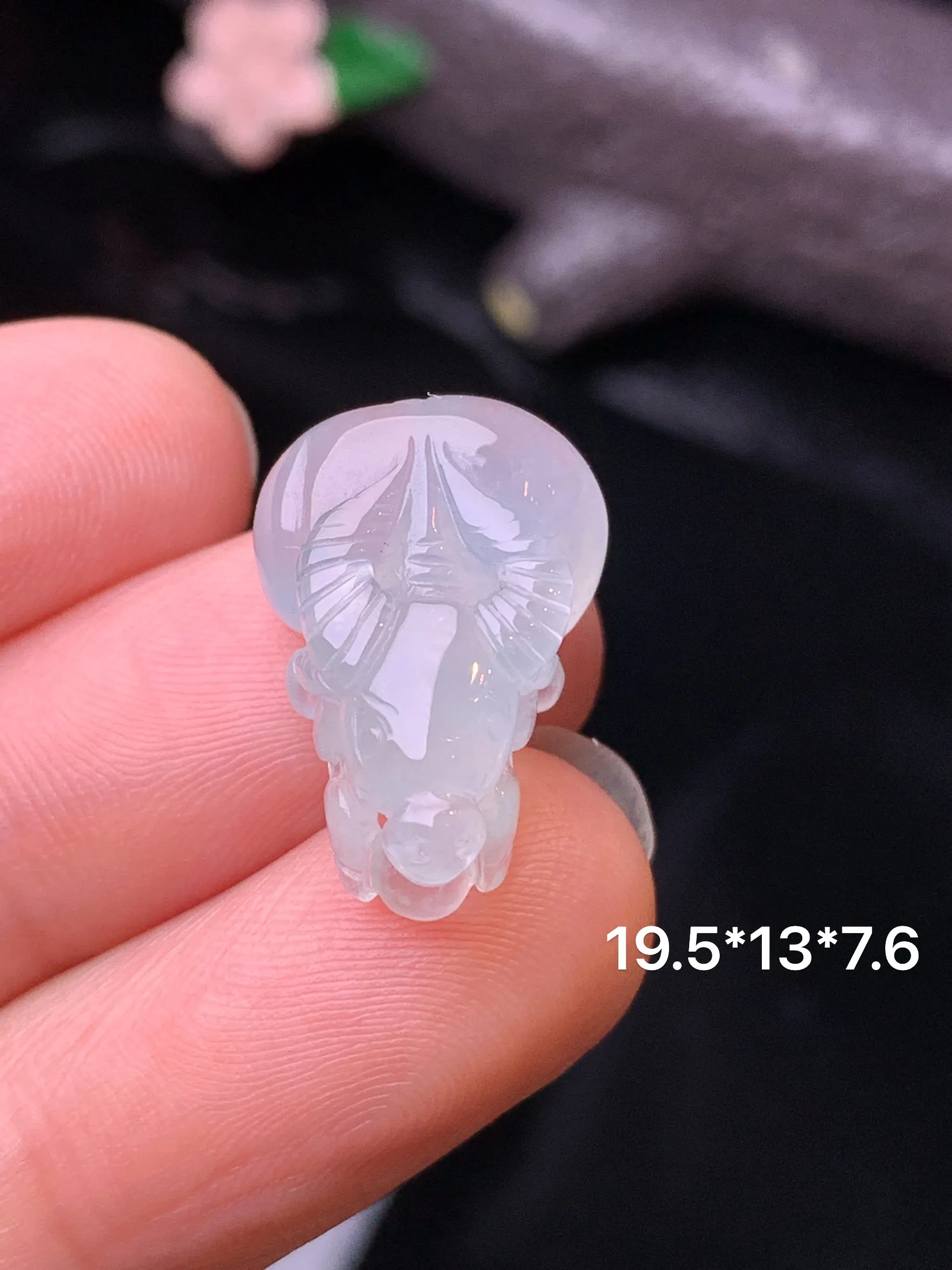 冰种生肖牛吊坠 玉质细腻 色泽清新艳丽 整体尺寸19.5*13*7.6