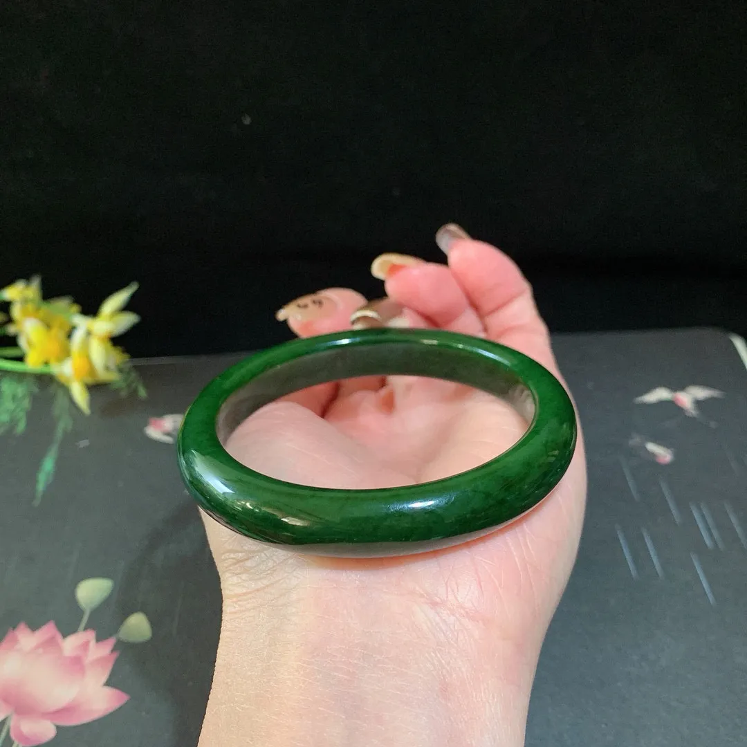 和田玉58.5圈口菠菜绿碧玉手镯！玉质细腻油润 底色纯净 无裂无棉 脂粉好，品质高