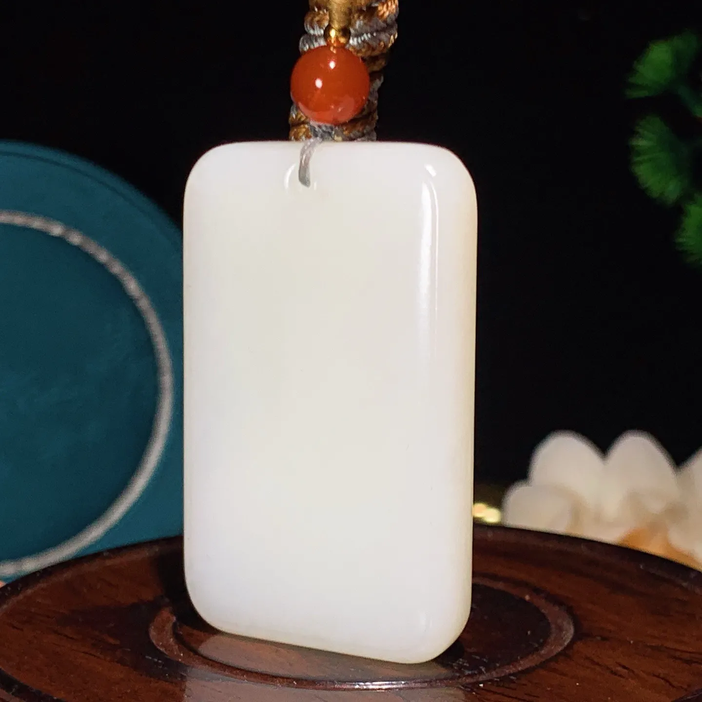 和田玉白玉平安无事牌挂件。尺寸53/33/9重43.5克。玉质细腻油润。手推出油。佩戴高端典雅。lt