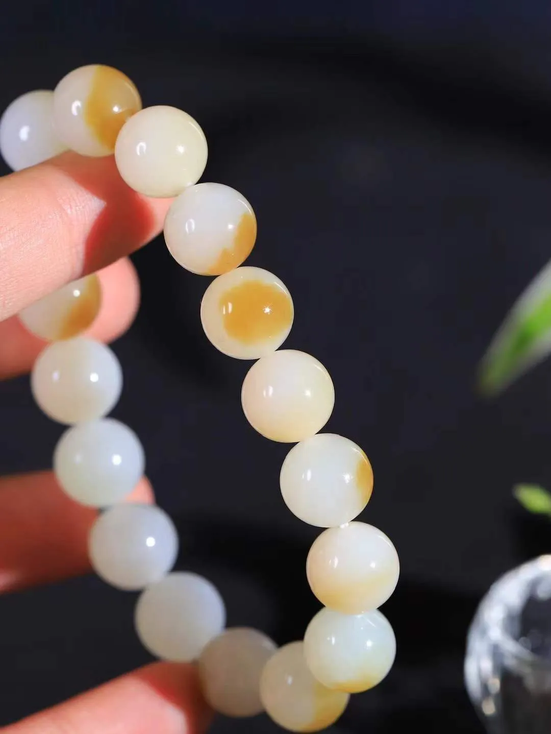 【珠圆玉润.手串】

精品和田玉糖白玉珠圆玉润手串 玉质温润细腻  整串打磨圆润，佩戴舒适。珠珠落玉盘，间关莺语花底滑，一生美好时光，无论身在何处，都有它相伴相守。事事顺遂，幸福美满，吉祥如意。重44.2克 尺寸取一12mm FDL-161201813