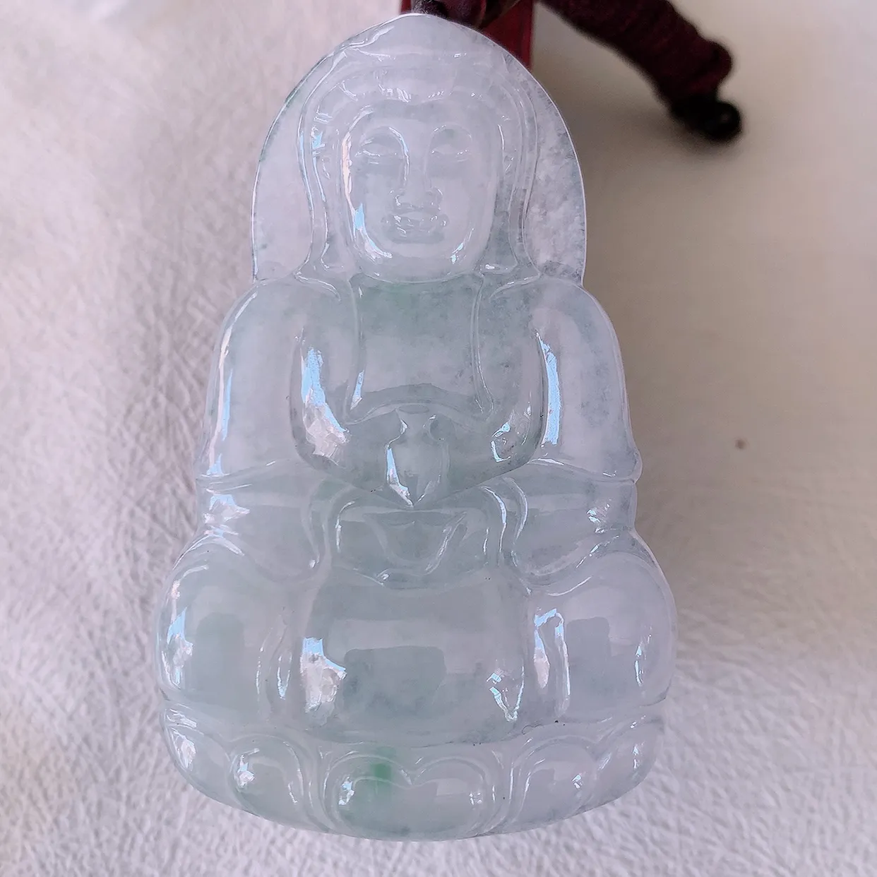 自然光实拍，大件冰飘花翡翠观音菩萨吊坠， 赐福翡翠观音，翠绿迷人，观音面相端庄，佩戴时尚出众！#46.16