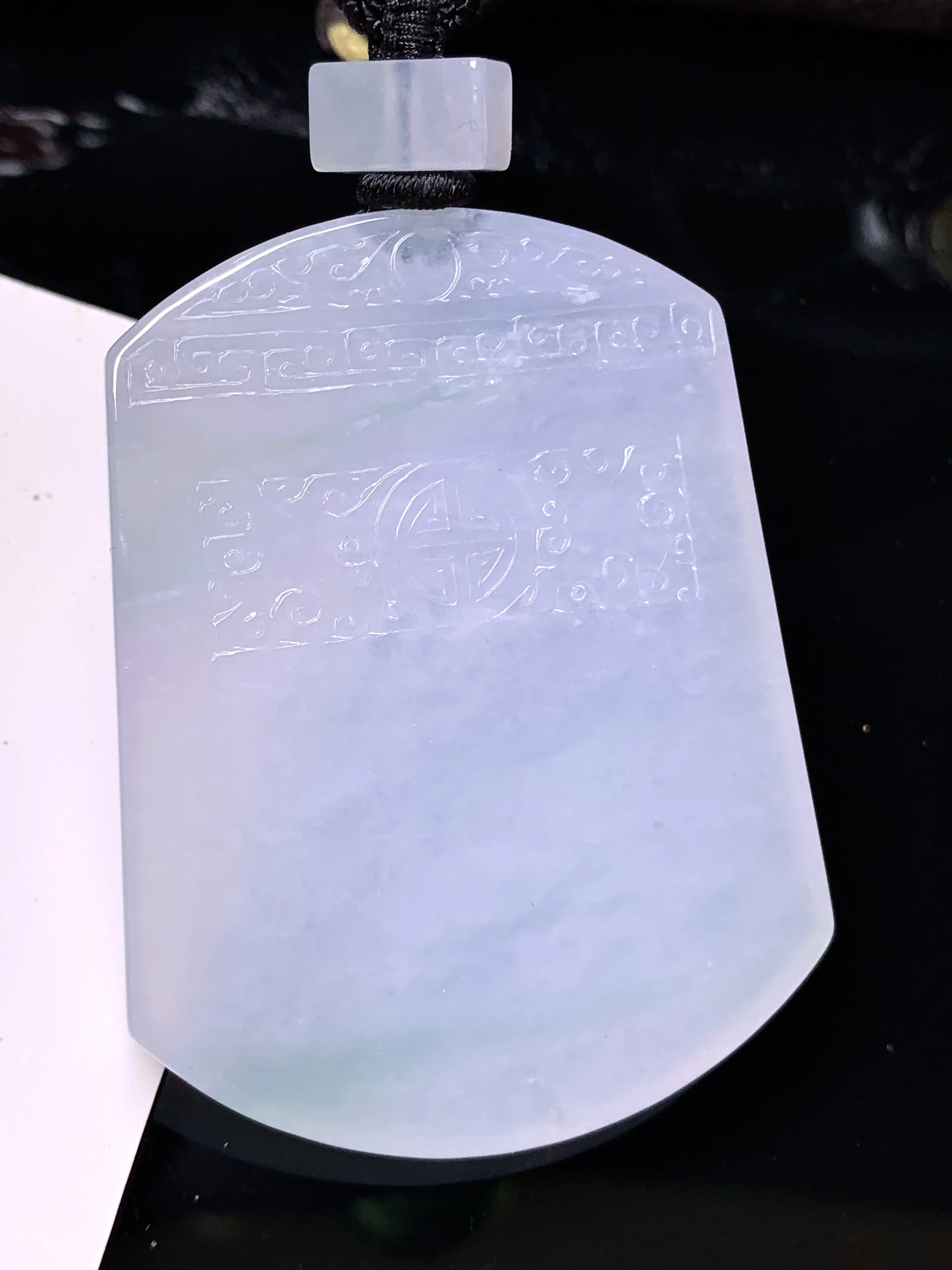 冰种无事牌吊坠 玉质细腻 色泽清新艳丽 整体尺寸55.8*43*5.5