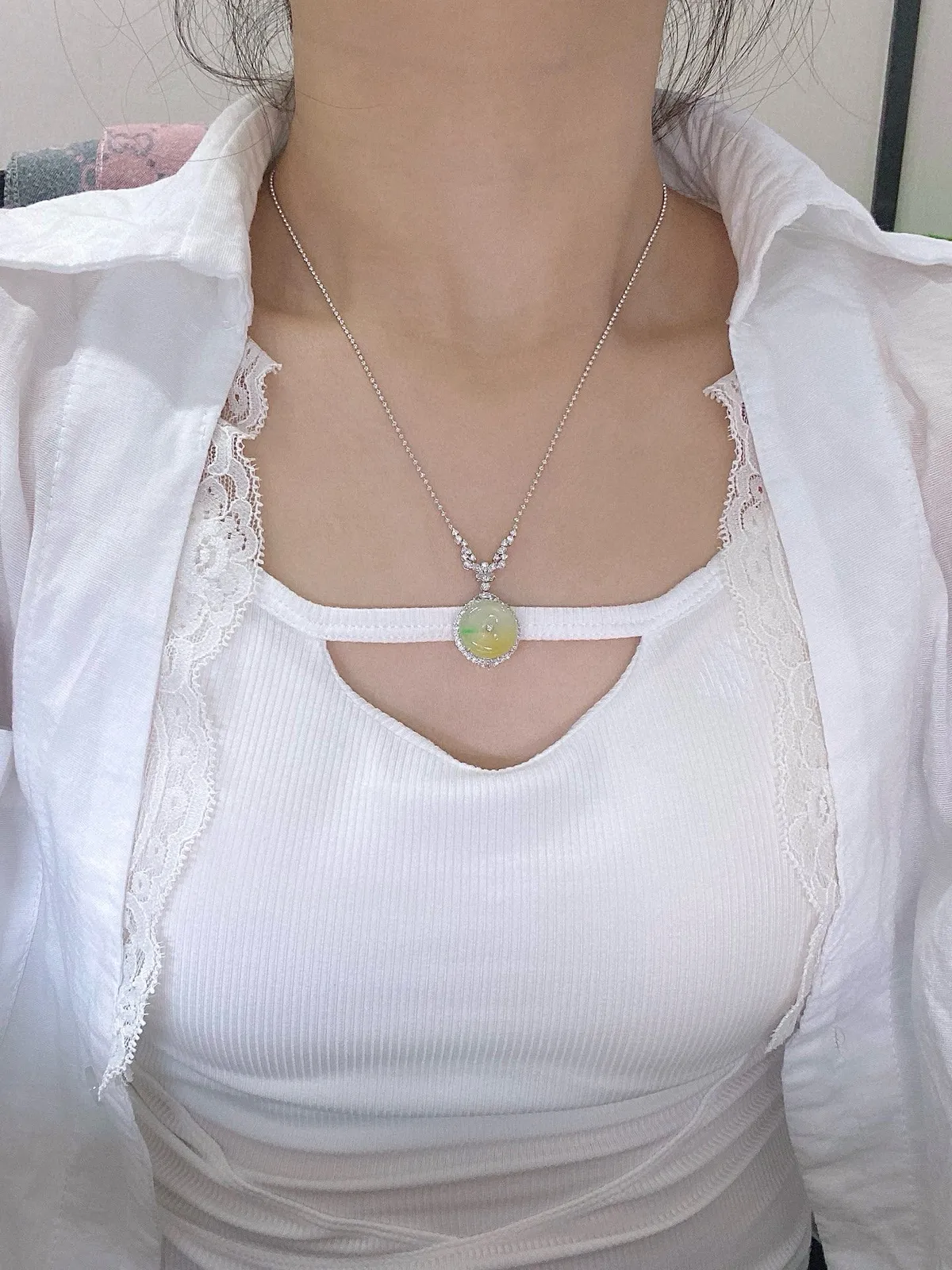 【冰种黄翡飘花平安扣】质地非常细腻，冰润十足，种老冰透，收藏品质，18k金钻镶嵌，裸石尺寸15*3毫米