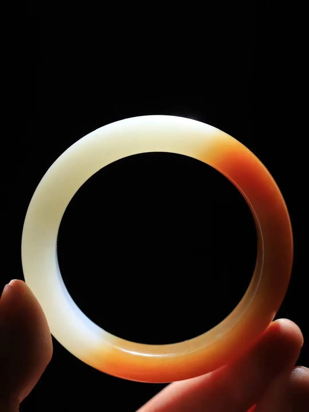 【暖玉生香·手镯】

精品和田玉糖白玉手镯，质地油润细腻，色泽高贵典雅，镯型古朴典雅。在诗情画意的雨巷相遇，你是我腕间的一抹风情，有你眸有深情，清风荡漾湖间静水，我愿俯身低眉，在烟波涟漪处，寻你深情倩影。内径51.5mm尺寸13.7-9mm重54.8克fDL-181271700