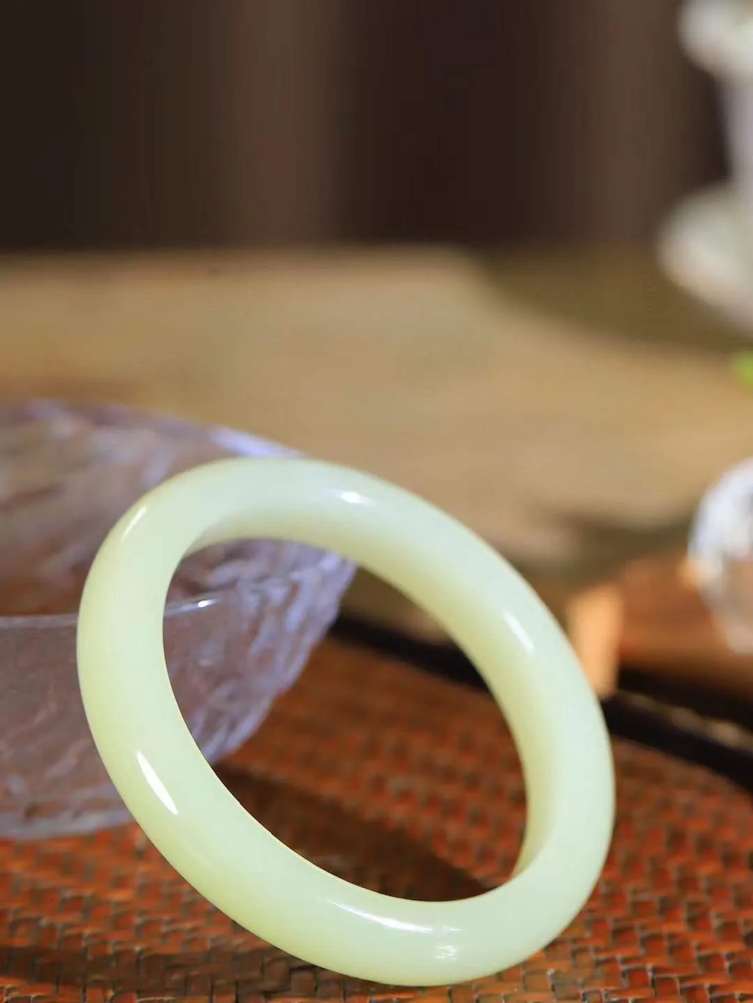 （冬日暖阳.手镯）

精品和田玉黄口料手镯 质地油润，大气雅致，清风明月潺潺，浮浮洗尽铅华随于心，净于念……重46克  尺寸54.5-11.6-8.4mm fDT-991201854