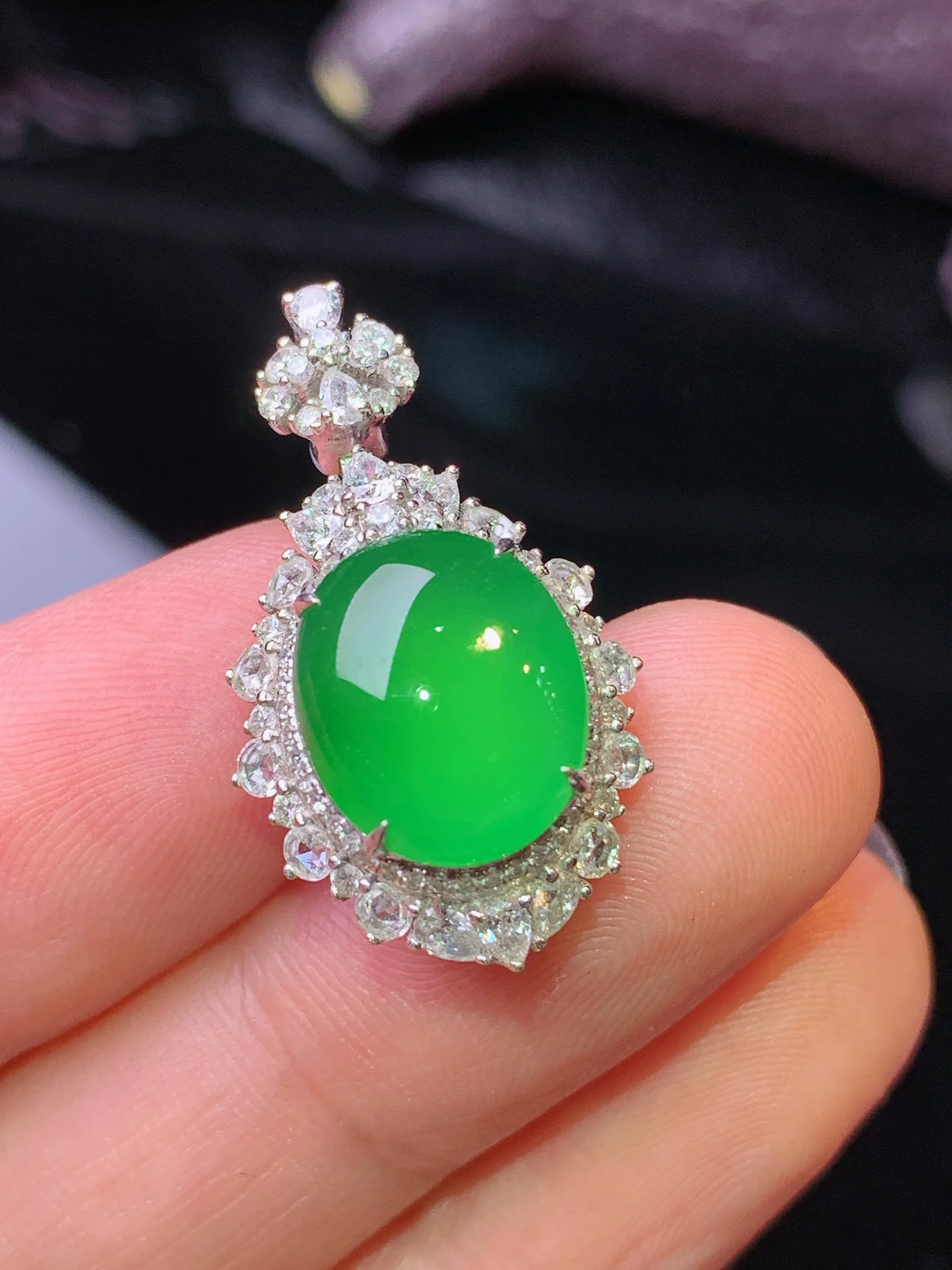 18k金钻镶嵌满绿蛋面手链吊坠两用款 玉质细腻 色泽清新艳丽 整体尺寸25.6*14.8*10.2