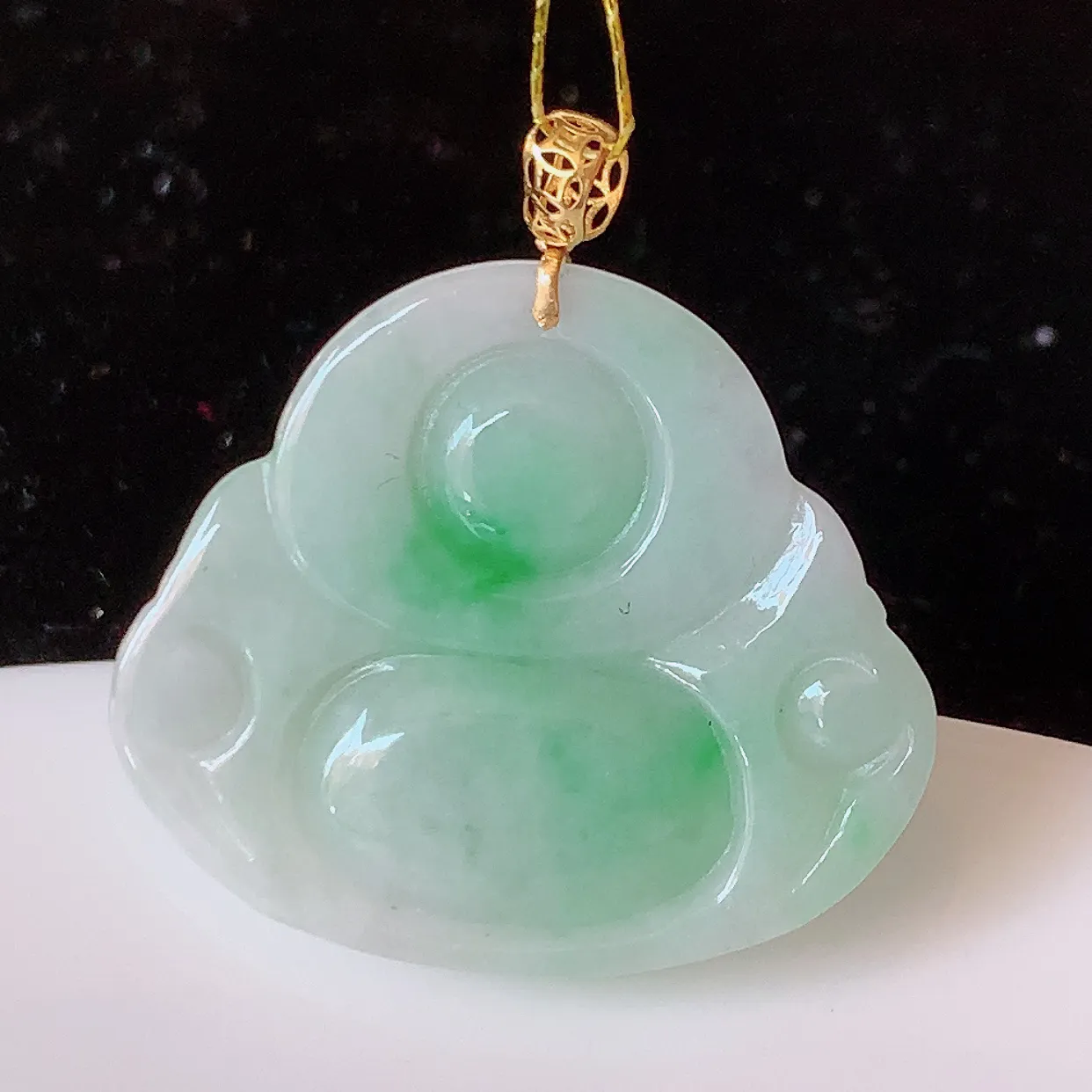 18k金镶嵌水润飘绿翡翠佛公吊坠，款式新颖时尚，日常百搭的款。清秀高雅，佩戴优雅高贵！#35.16