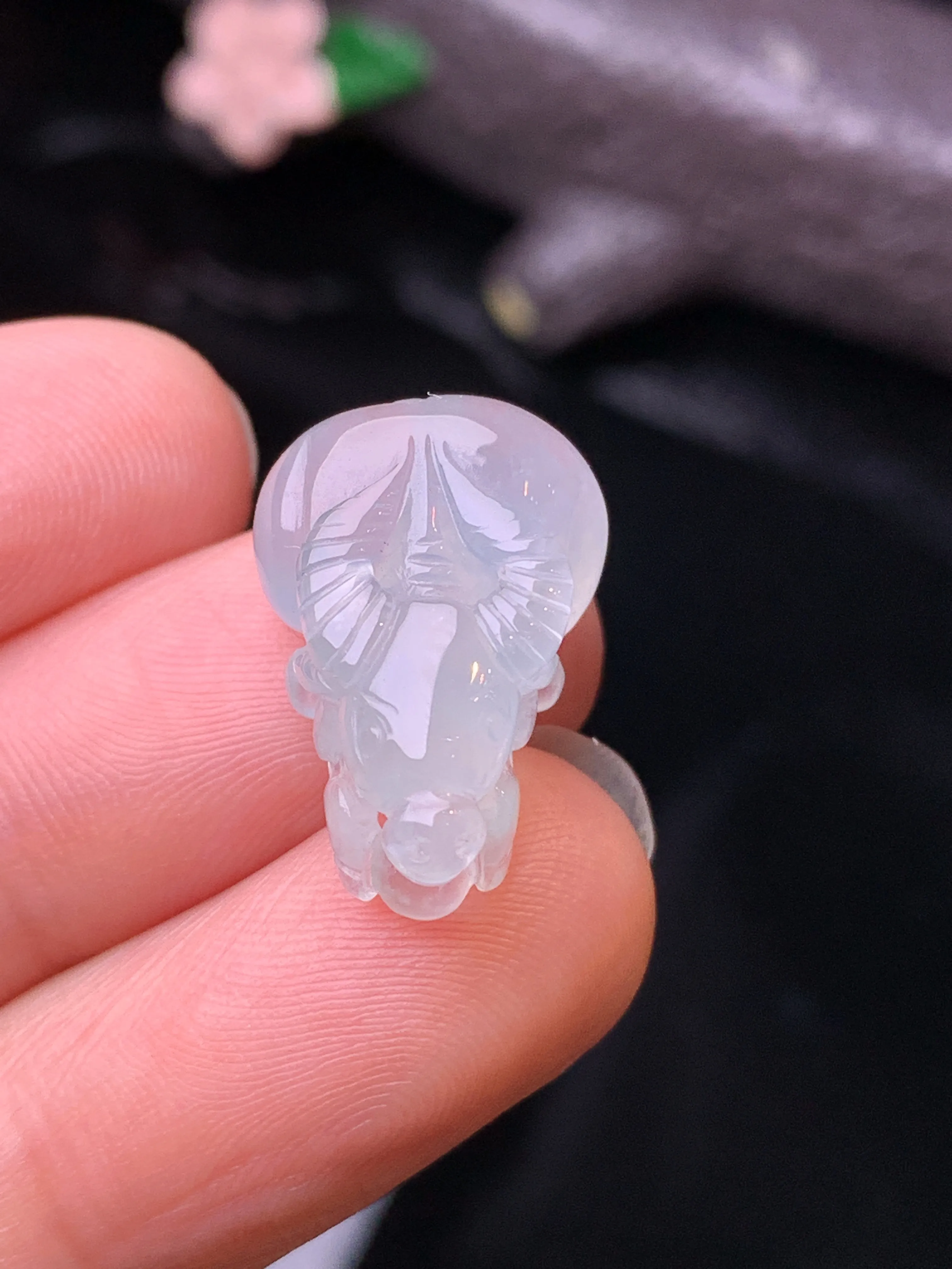 冰种生肖牛吊坠 玉质细腻 色泽清新艳丽 整体尺寸19.5*13*7.6