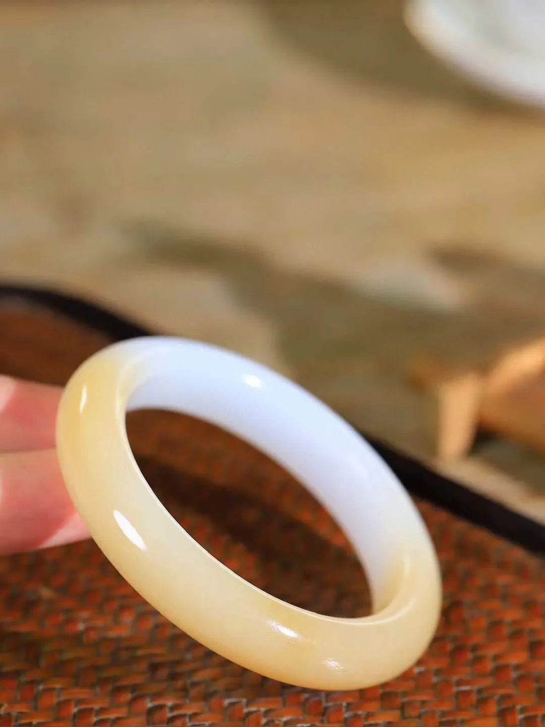 【婉约佳人.镯】

精品和田玉糖白玉手镯，玉质细腻，触感温润，佩戴它，感受玉石的温度与自然的灵性，让每一天都充满诗意与美好。重50.6克  尺寸52.5-12.2-9mm  111251833T