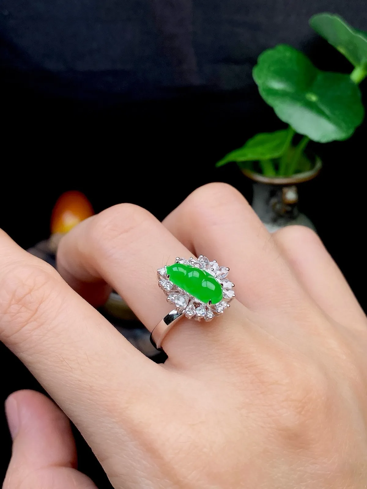 【冰种满绿福豆戒指】种水色俱全，冰透闪亮，通透感饱满度很好，18k金钻镶嵌，裸石尺寸11.8*5.5*3.4毫米，圈口可改