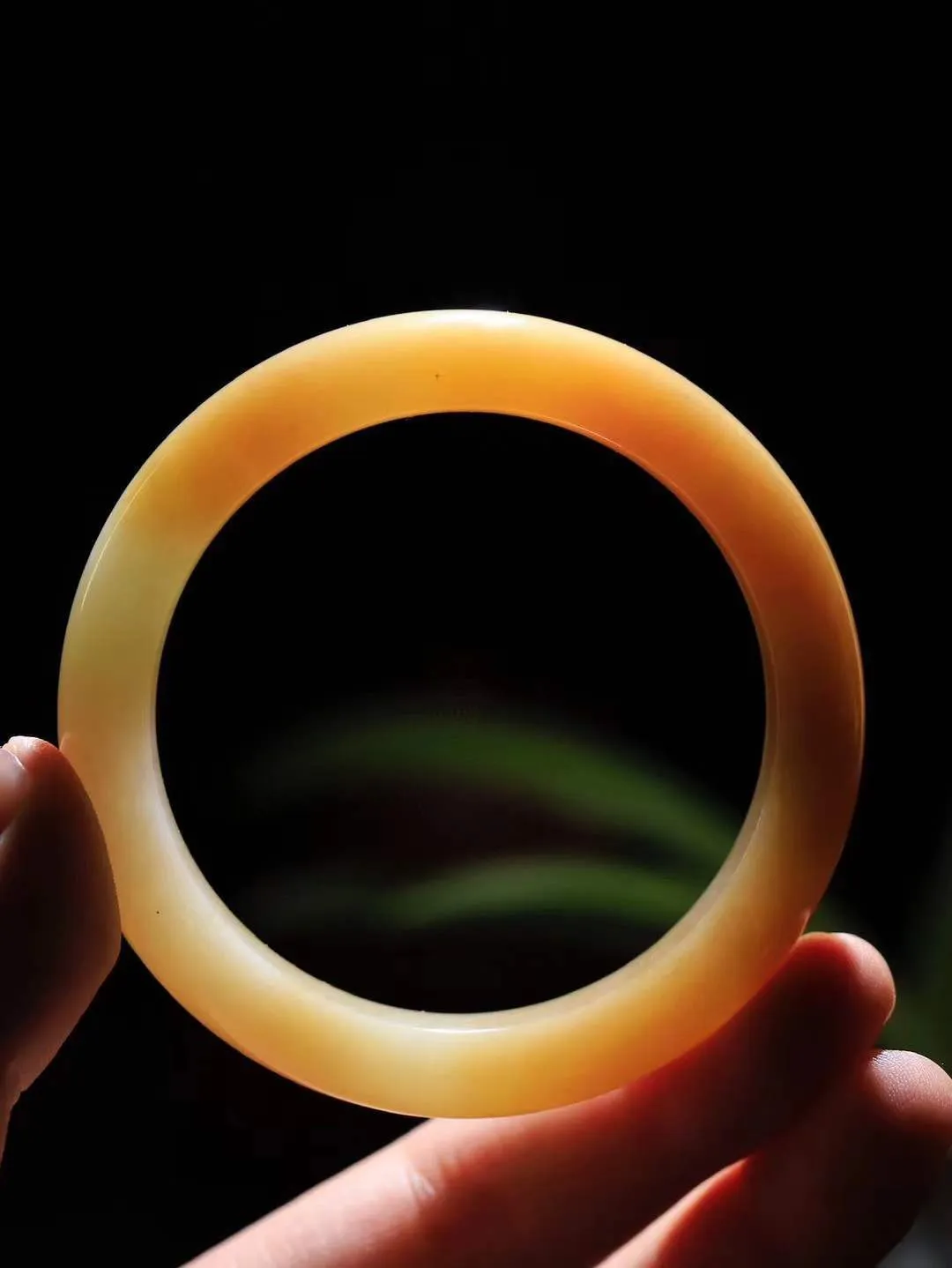 [温润如玉.手镯]

精品和田玉糖白玉手镯。玉质温润细腻 油性十足 手感舒适，高华雅逸，线条流畅，简约大气，美自天成，素雅高贵。佩戴于腕间，婉约之美，举手投足间透出那份低调奢华。重51.6克 内径55.5mm尺寸11.6-9.1mm781201814T