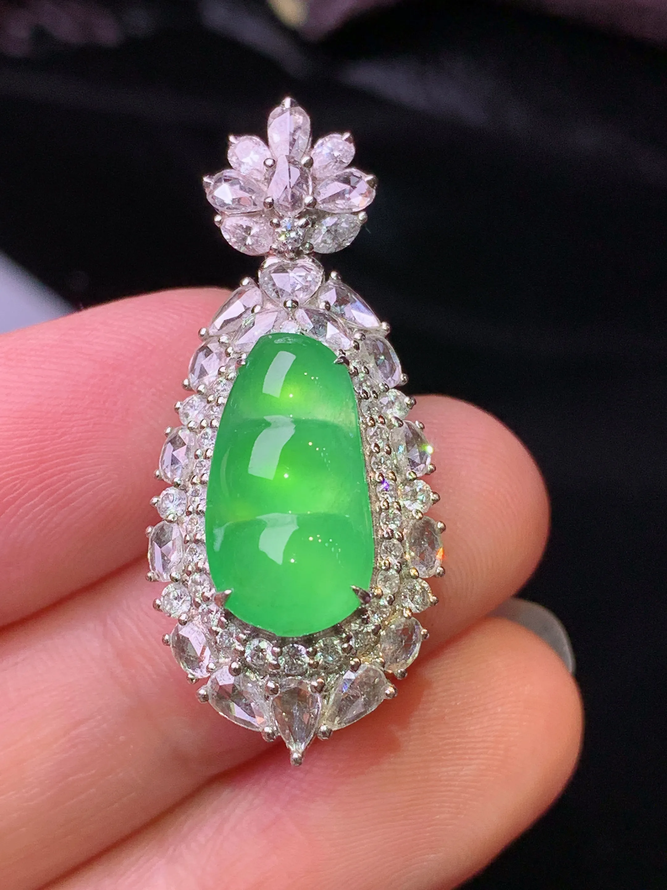 18k金钻镶嵌满绿四季豆吊坠 玉质细腻 色泽清新艳丽 整体尺寸33.8*15*11.8