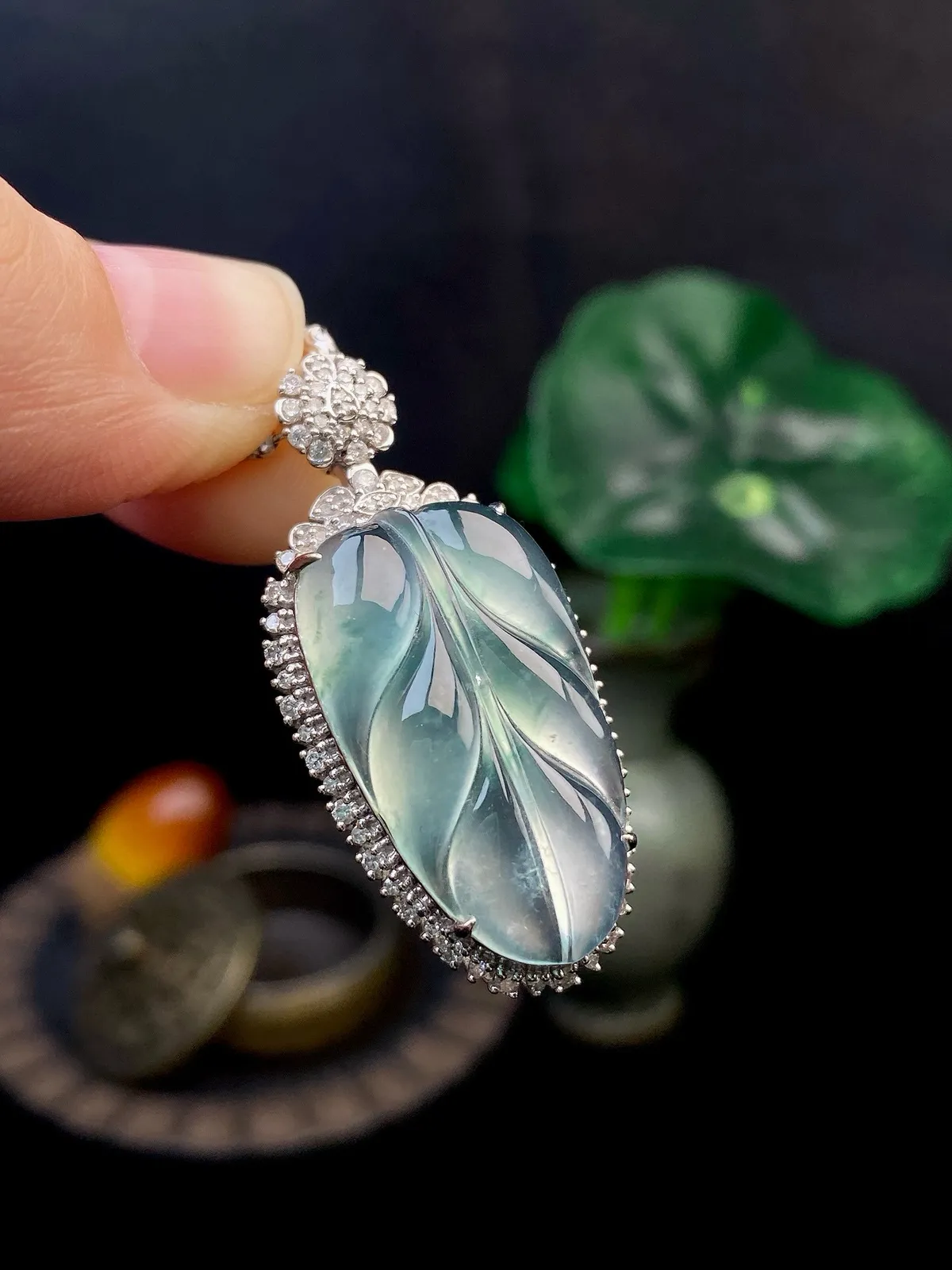 【冰种飘花叶子】金枝玉叶，质地细腻，冰润透亮，光泽出众，18k金钻镶嵌，裸石尺寸26*15.1*4.