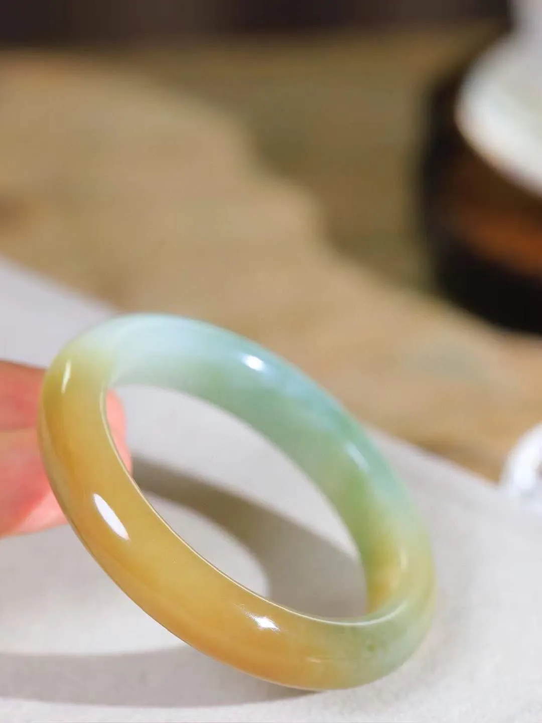 （柔情似水.手镯）

精品和田玉三色手镯，玉质温润细腻，镯型饱满圆润，优雅知性，姽婳于幽静兮，又婆娑乎人间，经典款型，古朴典雅。极具灵性，腕间风情，风姿卓越。 重46.5克    内径52.5mm 尺寸12-8.3mm   781201841T