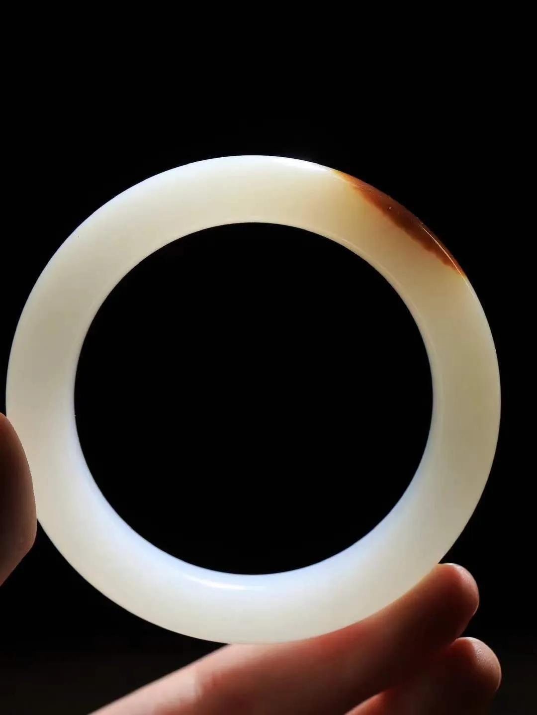 【腕间柔情.手镯】   

珍藏级️和田玉糖白玉手镯 玉质温润细腻 油性十足 古朴秀雅 轻抚岁月的栏杆软香温玉，腕间玉镯轻轻晃动，令人情动心间，撷一缕月末的芬芳，把心思铺陈，时光静美，惟有你最温柔。重71.47克   尺寸55.5-13.7-10.2mm  461201755A