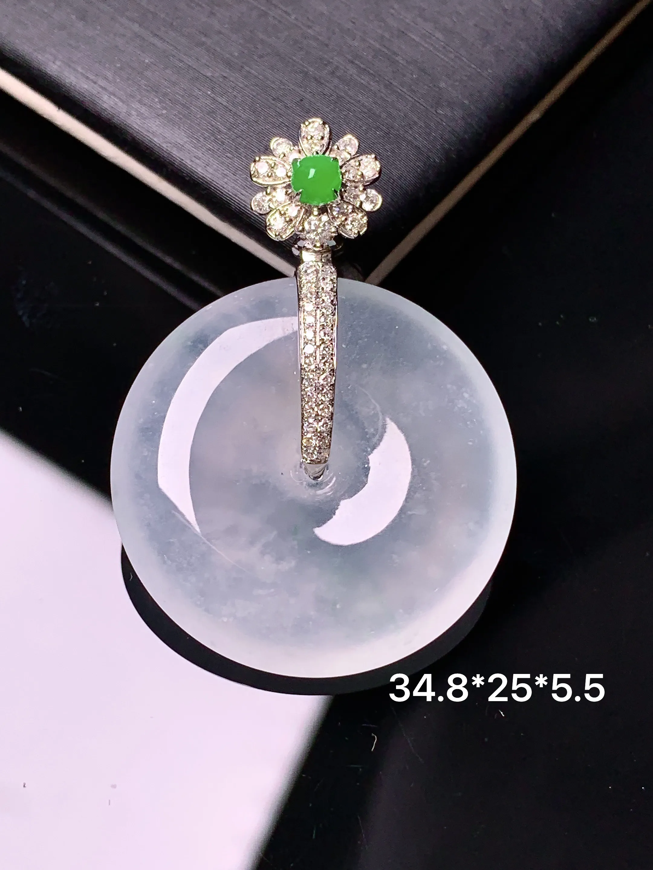 18k金钻镶嵌冰种平安扣吊坠 玉质细腻 色泽清新艳丽 整体尺寸34.8*25*5.5