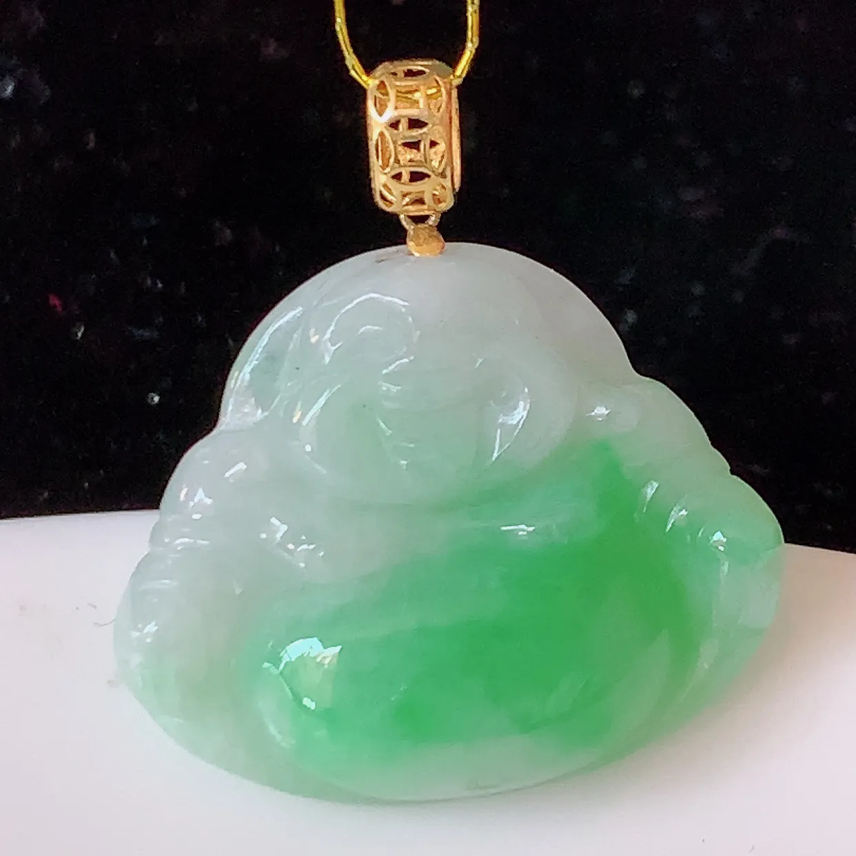 18k金镶嵌冰胶飘绿翡翠佛公吊坠，款式新颖时尚，日常百搭的款。清秀高雅，佩戴优雅高贵！#35.16
