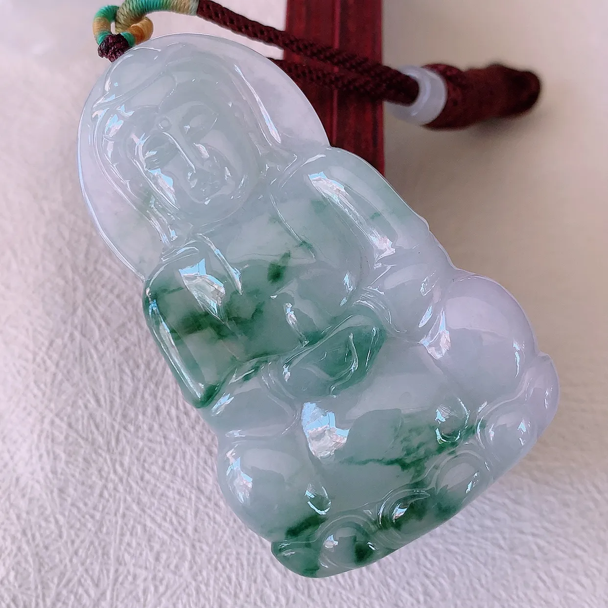自然光实拍，大件冰飘花翡翠观音菩萨吊坠，赐福翡翠观音，翠绿迷人，观音面相端庄，佩戴时尚出众！#46.16