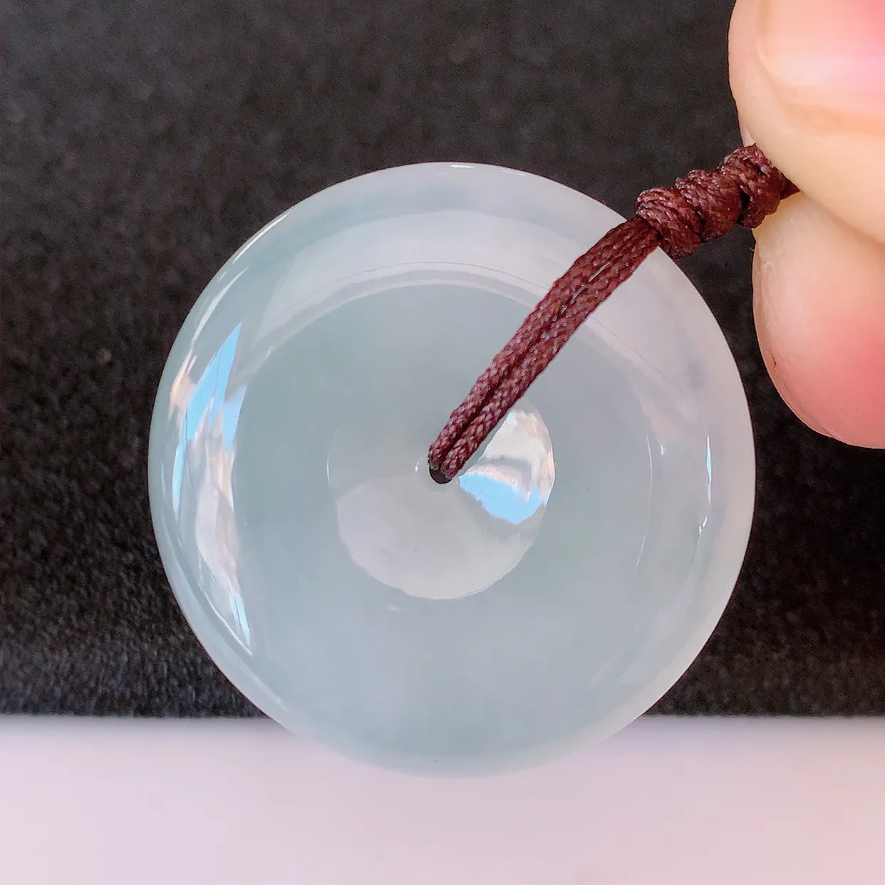 自然光实拍，冰种翡翠平安扣吊坠，玉扣，平安是福；很美的料子，平安扣佩戴优雅迷人！#41.16