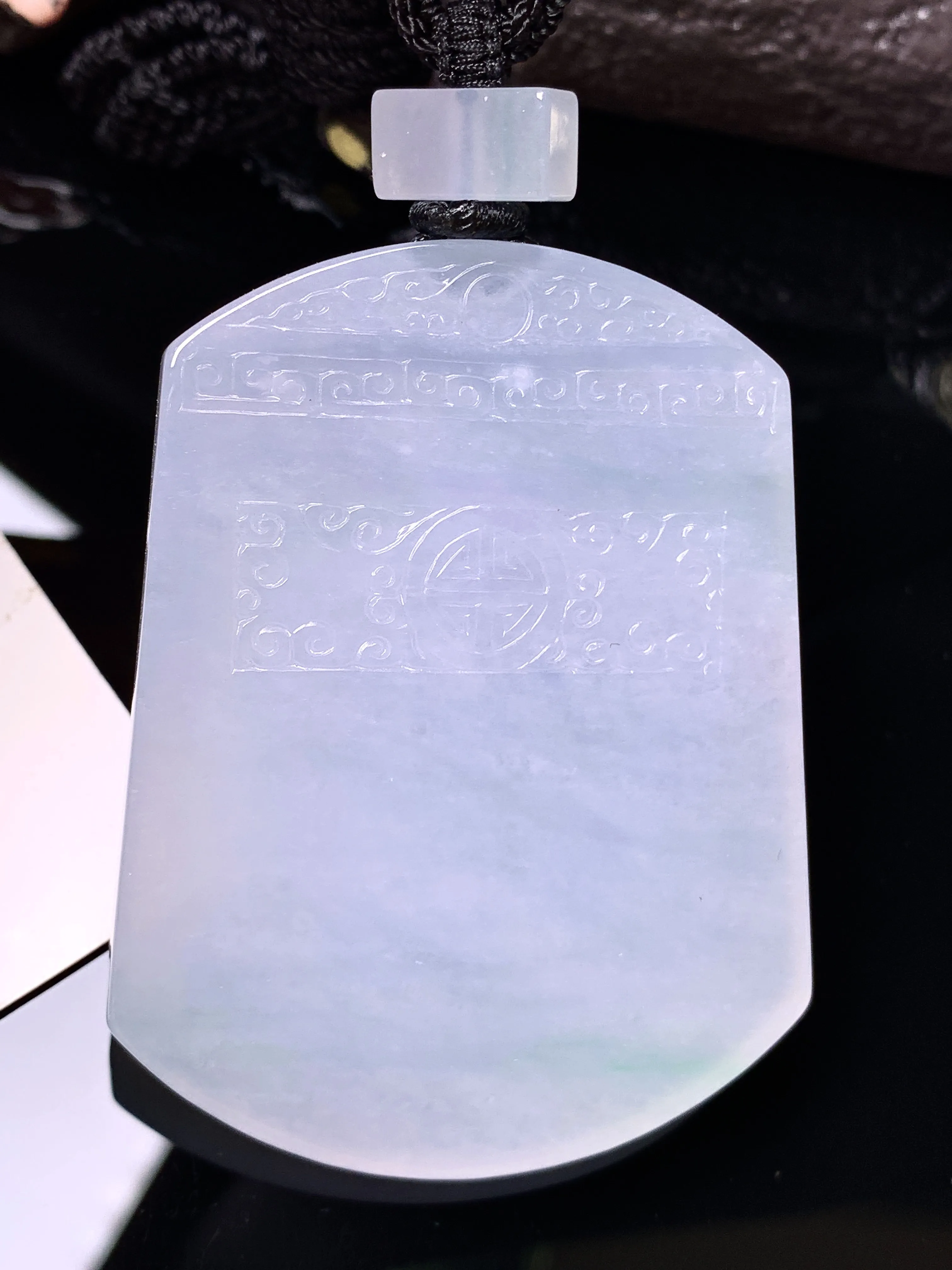 冰种无事牌吊坠 玉质细腻 色泽清新艳丽 整体尺寸55.8*43*5.5