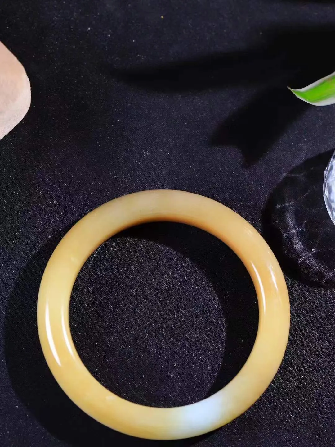 [温润如玉.手镯]

精品和田玉糖白玉手镯。玉质温润细腻 油性十足 手感舒适，高华雅逸，线条流畅，简约大气，美自天成，素雅高贵。佩戴于腕间，婉约之美，举手投足间透出那份低调奢华。重51.6克 内径55.5mm尺寸11.6-9.1mm781201814T