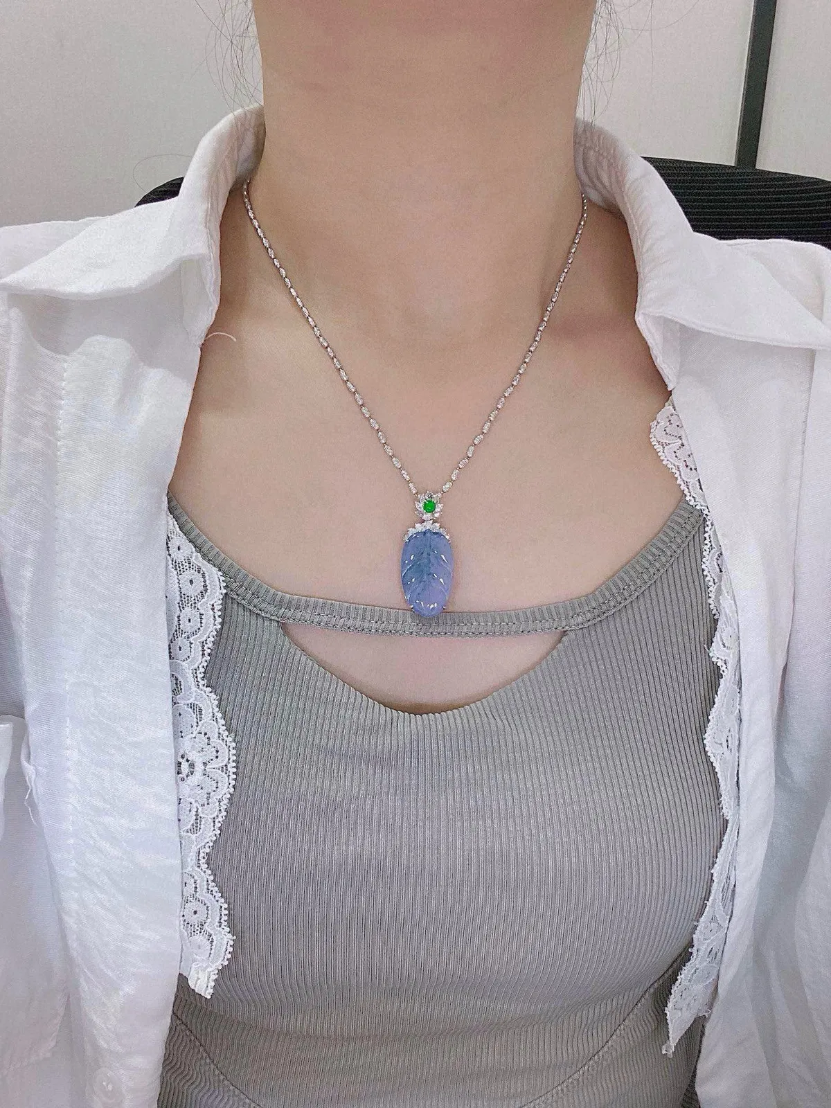 【冰种紫罗兰叶子】金枝玉叶，质地细腻，冰润透亮，光泽出众，18k金钻镶嵌，裸石尺寸26.2*15.8*3.1毫米