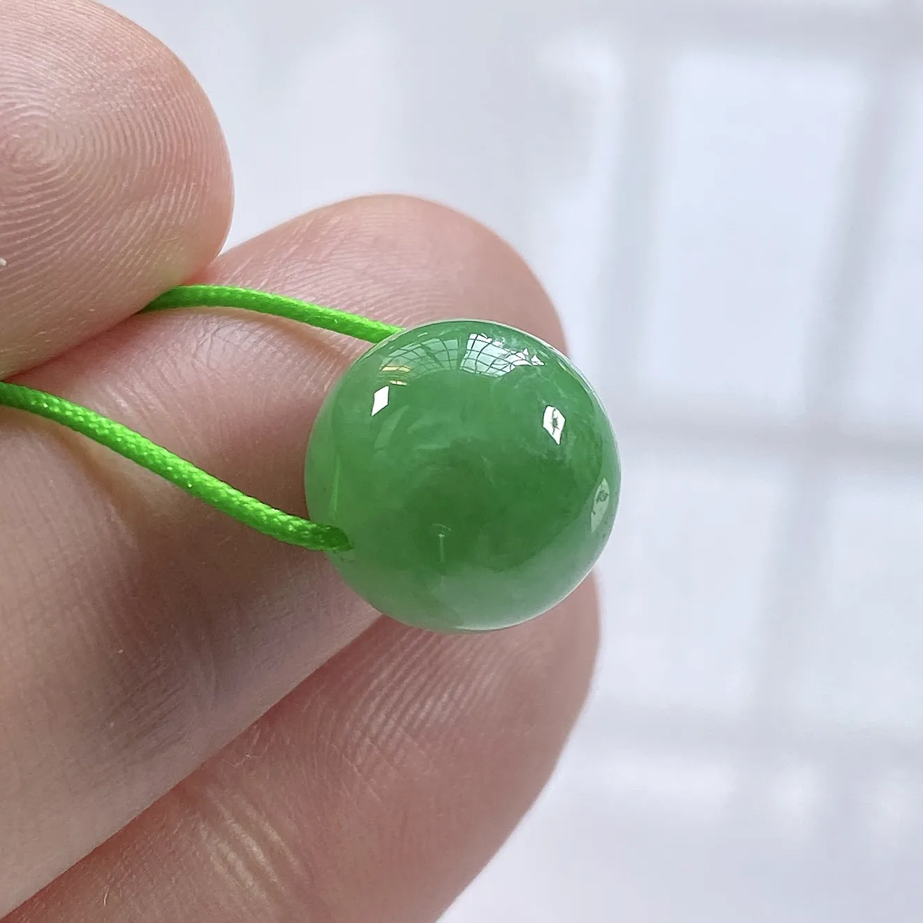 缅甸天然翡翠A货，卡12冰润满绿豆阳绿圆珠单珠一颗，尺寸：12mm/1颗，重量：3.10g（含绳），小棉纹。